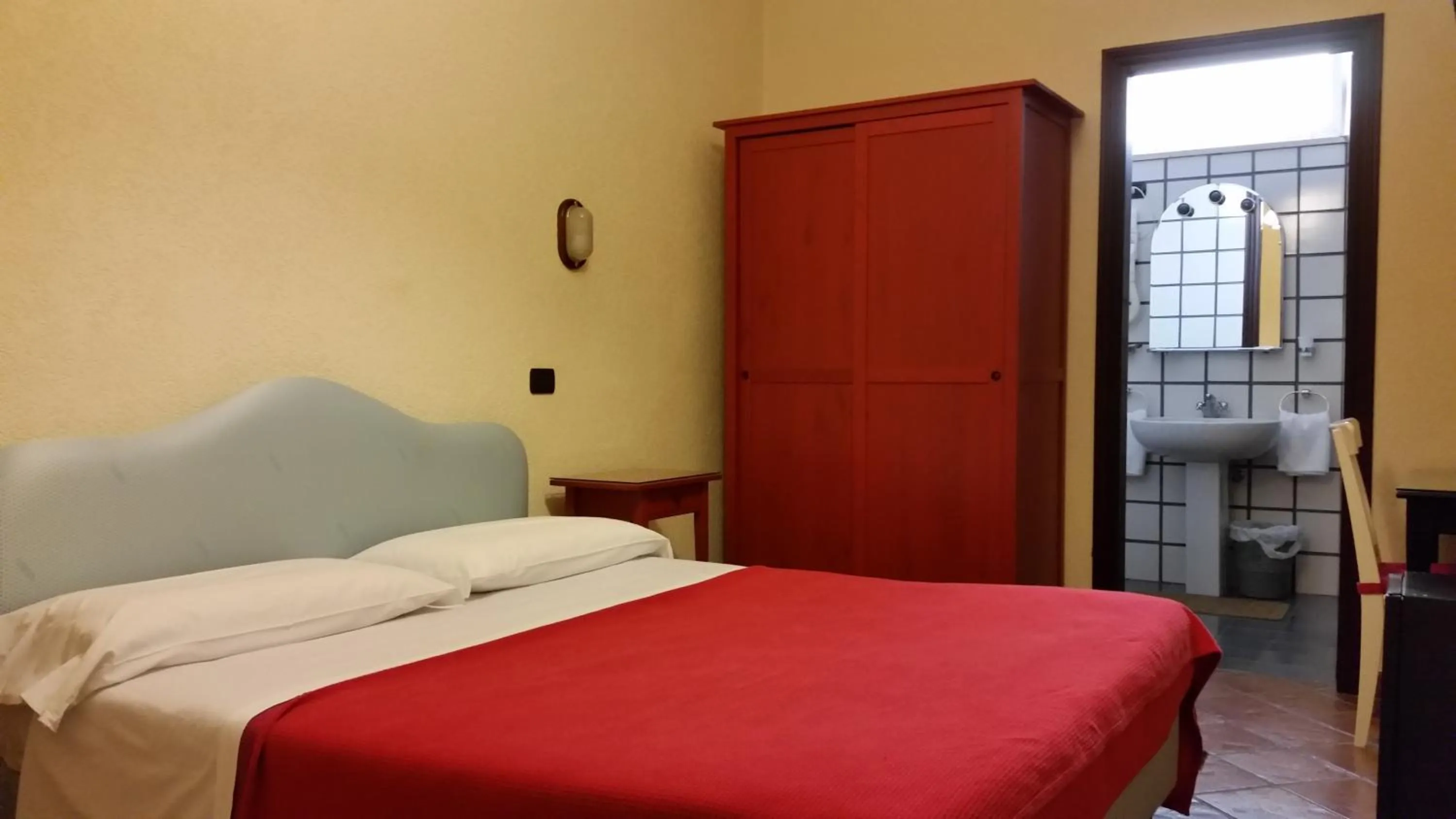 Bedroom, Bed in Hotel Croce Di Malta