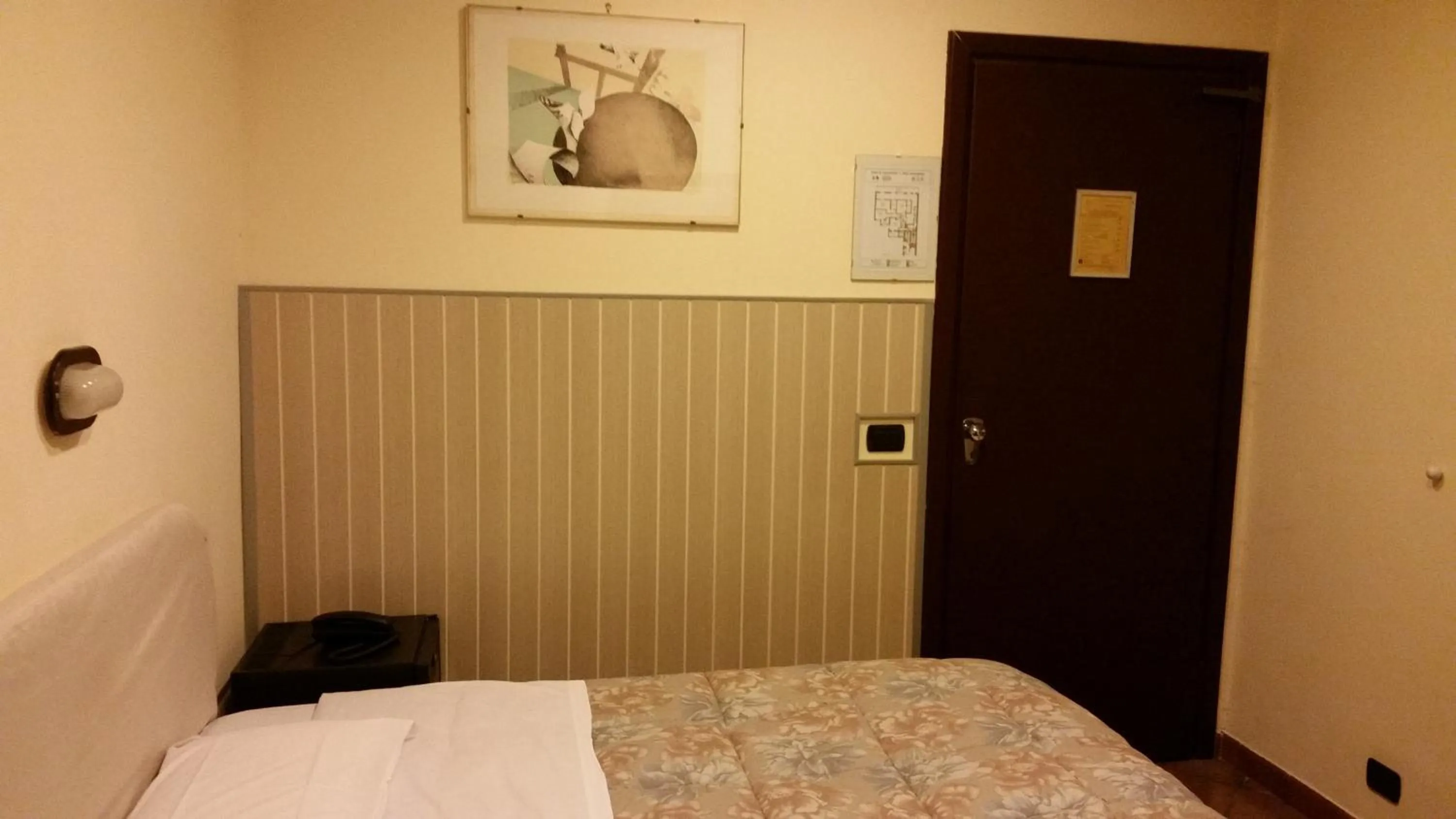 Bedroom, Bed in Hotel Croce Di Malta