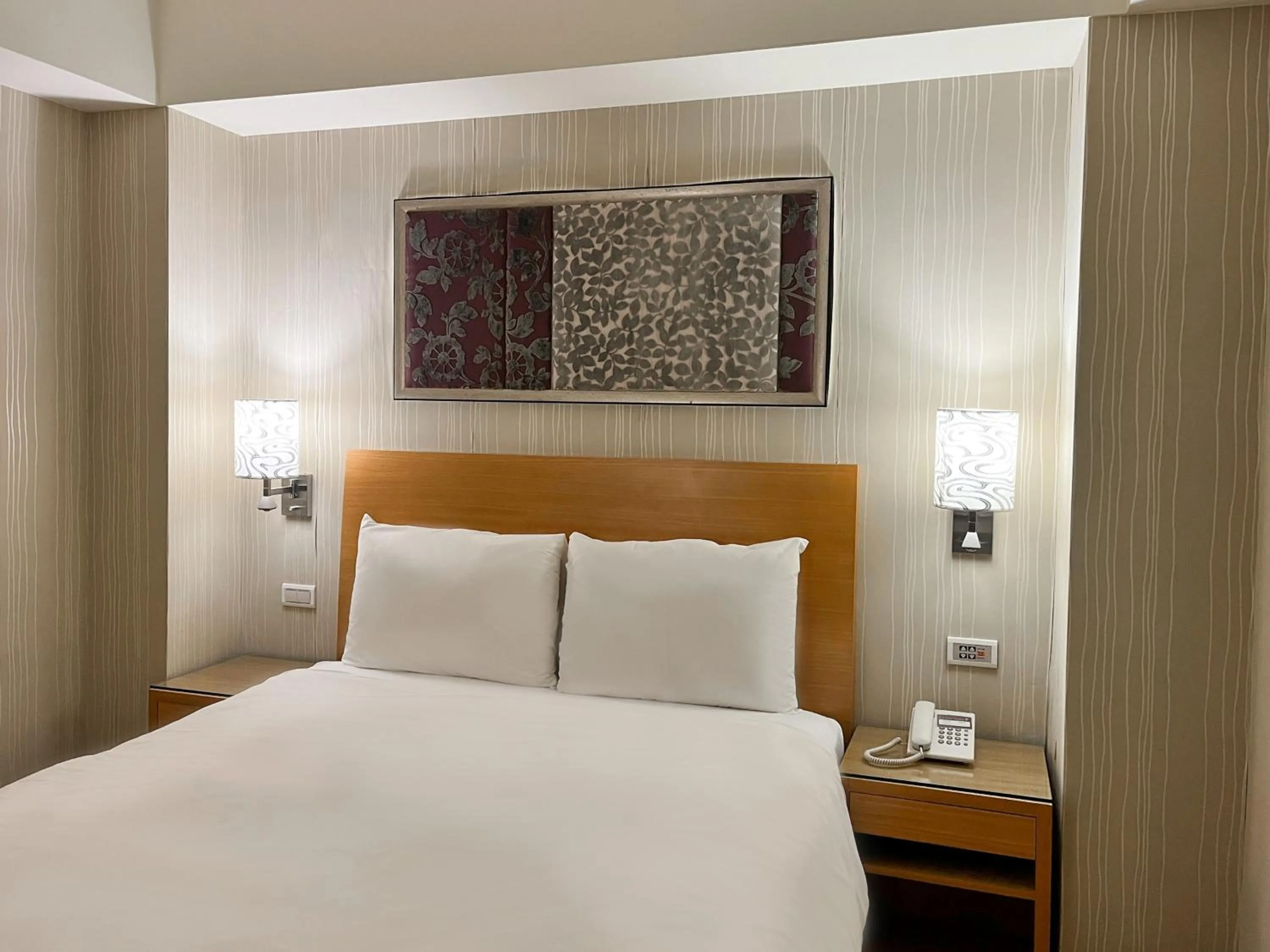 Photo of the whole room, Bed in Guide Hotel Taipei NTU