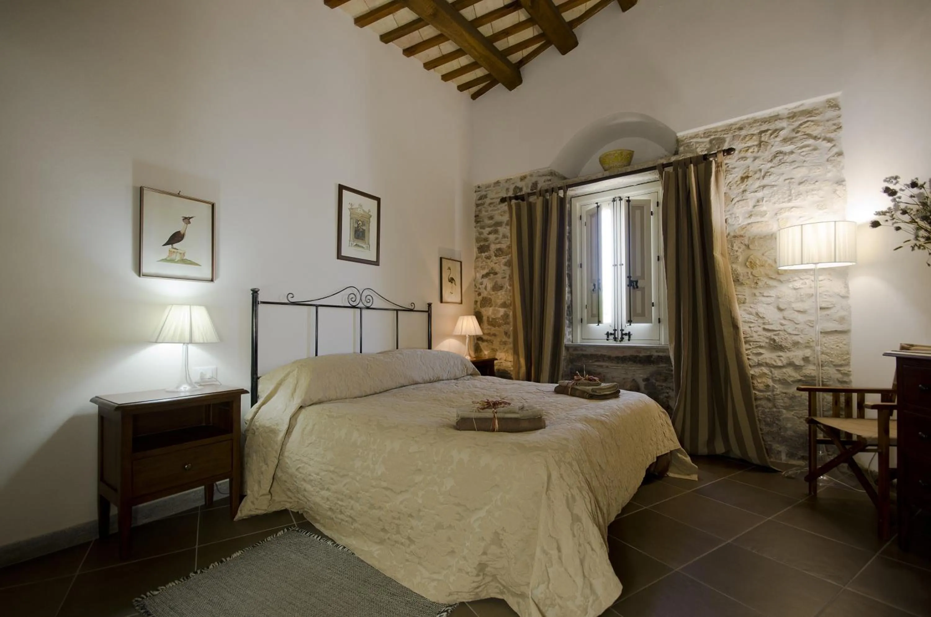 Photo of the whole room, Bed in Residence Erice Pietre Antiche