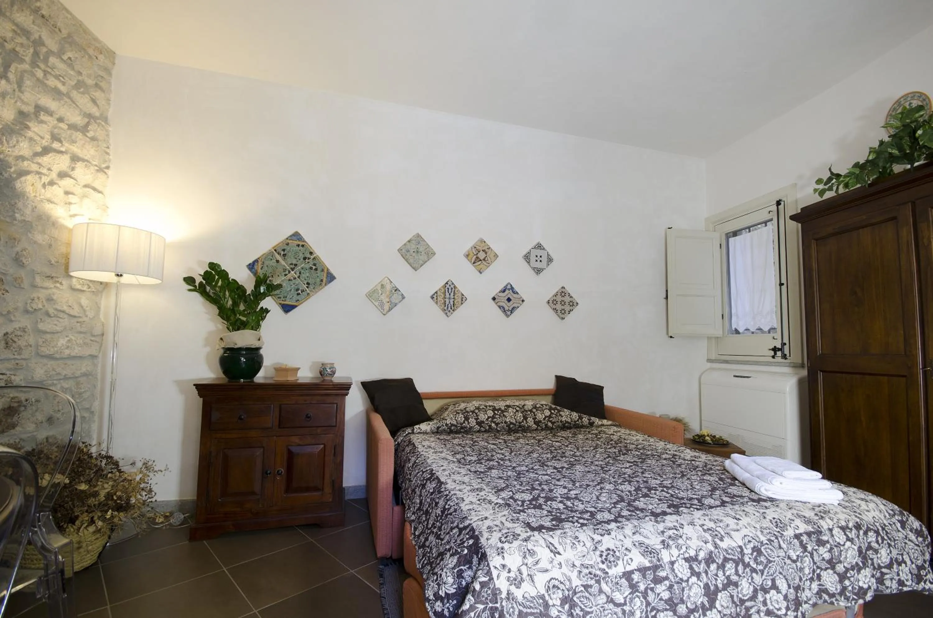 Photo of the whole room, Bed in Residence Erice Pietre Antiche