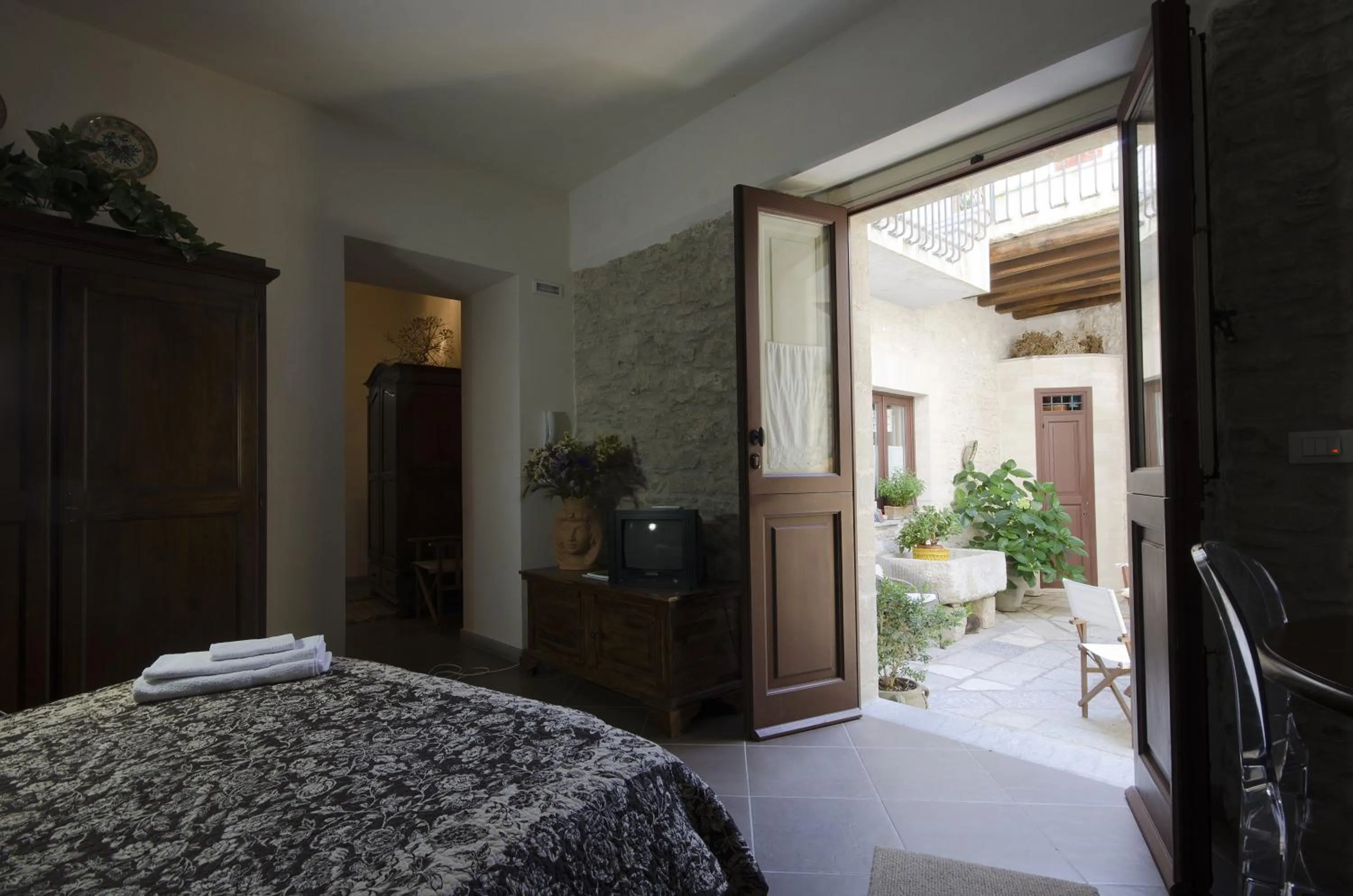 Decorative detail, Bed in Residence Erice Pietre Antiche