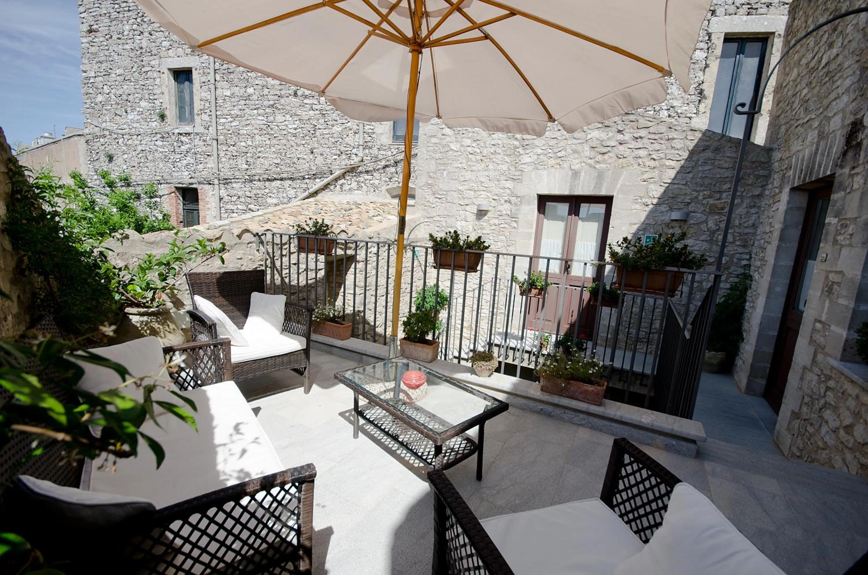 Patio in Residence Erice Pietre Antiche