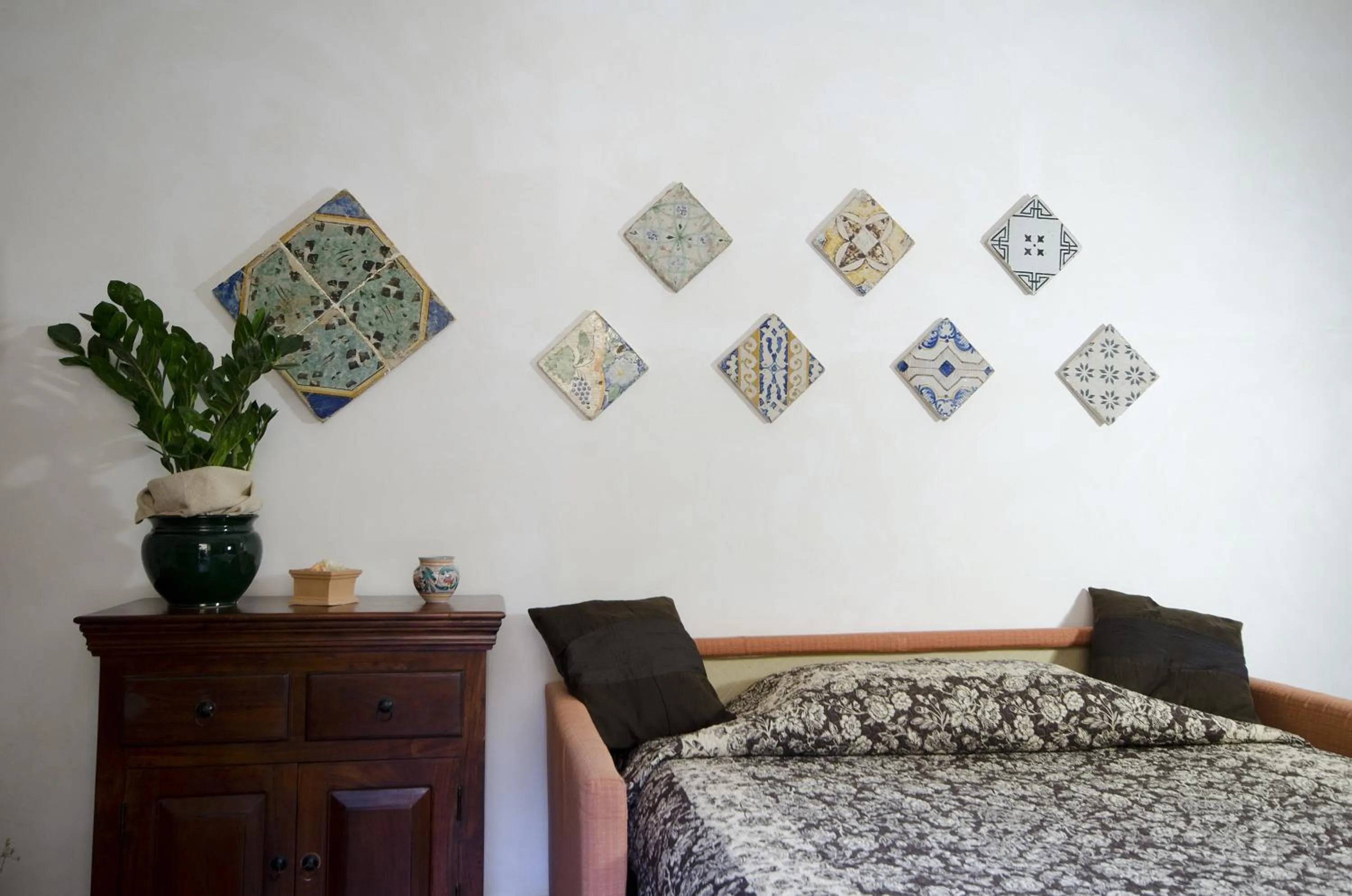 Decorative detail, Bed in Residence Erice Pietre Antiche