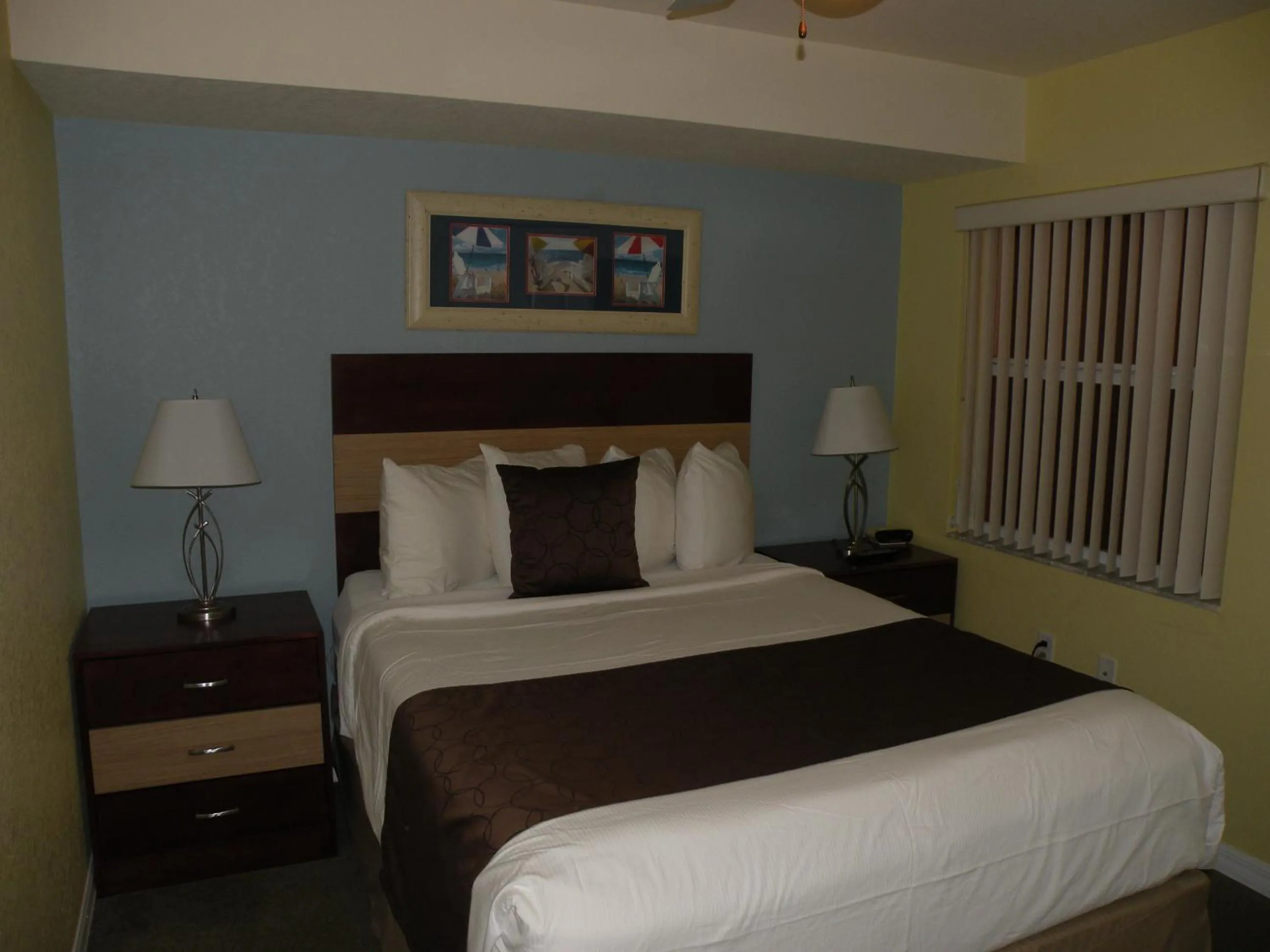 Photo of the whole room, Bed in Surf Beach Treasure Island Resort