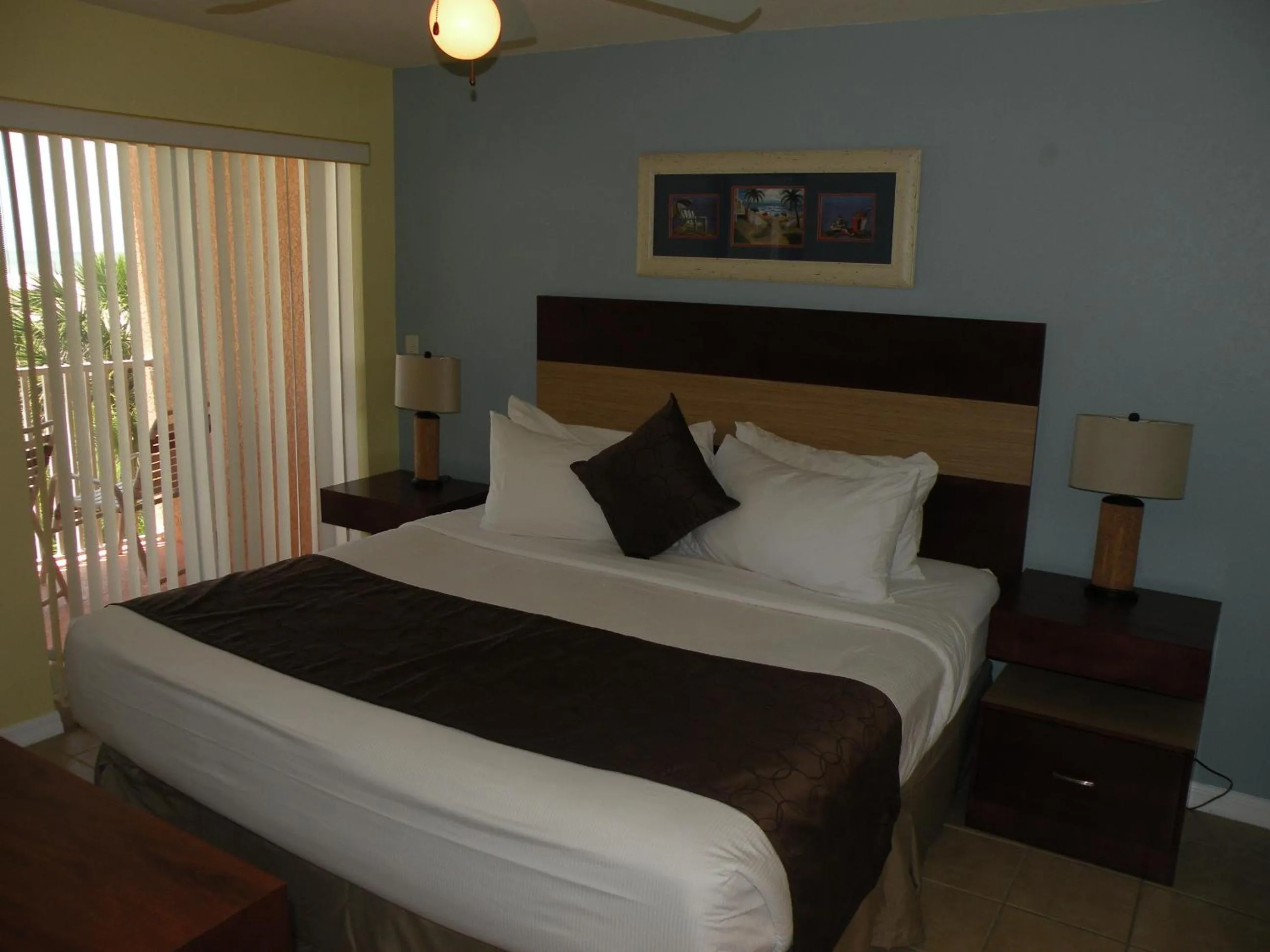 Photo of the whole room, Bed in Surf Beach Treasure Island Resort