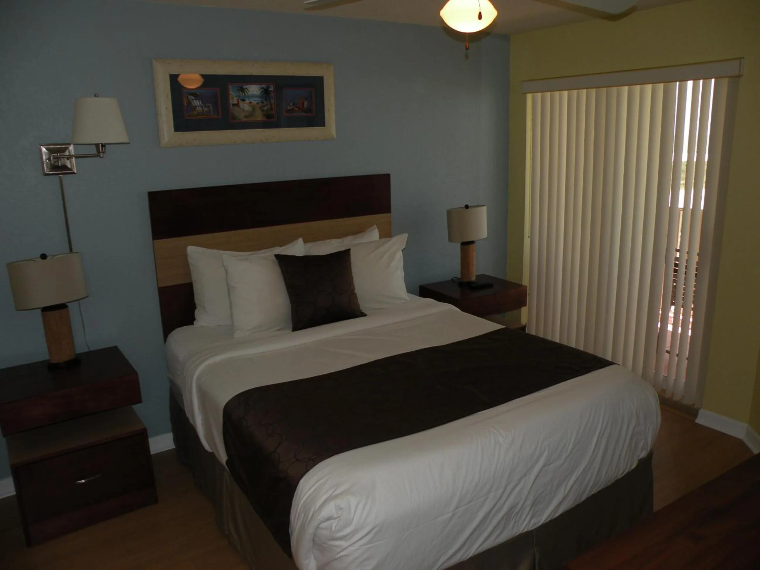 Photo of the whole room, Bed in Surf Beach Treasure Island Resort