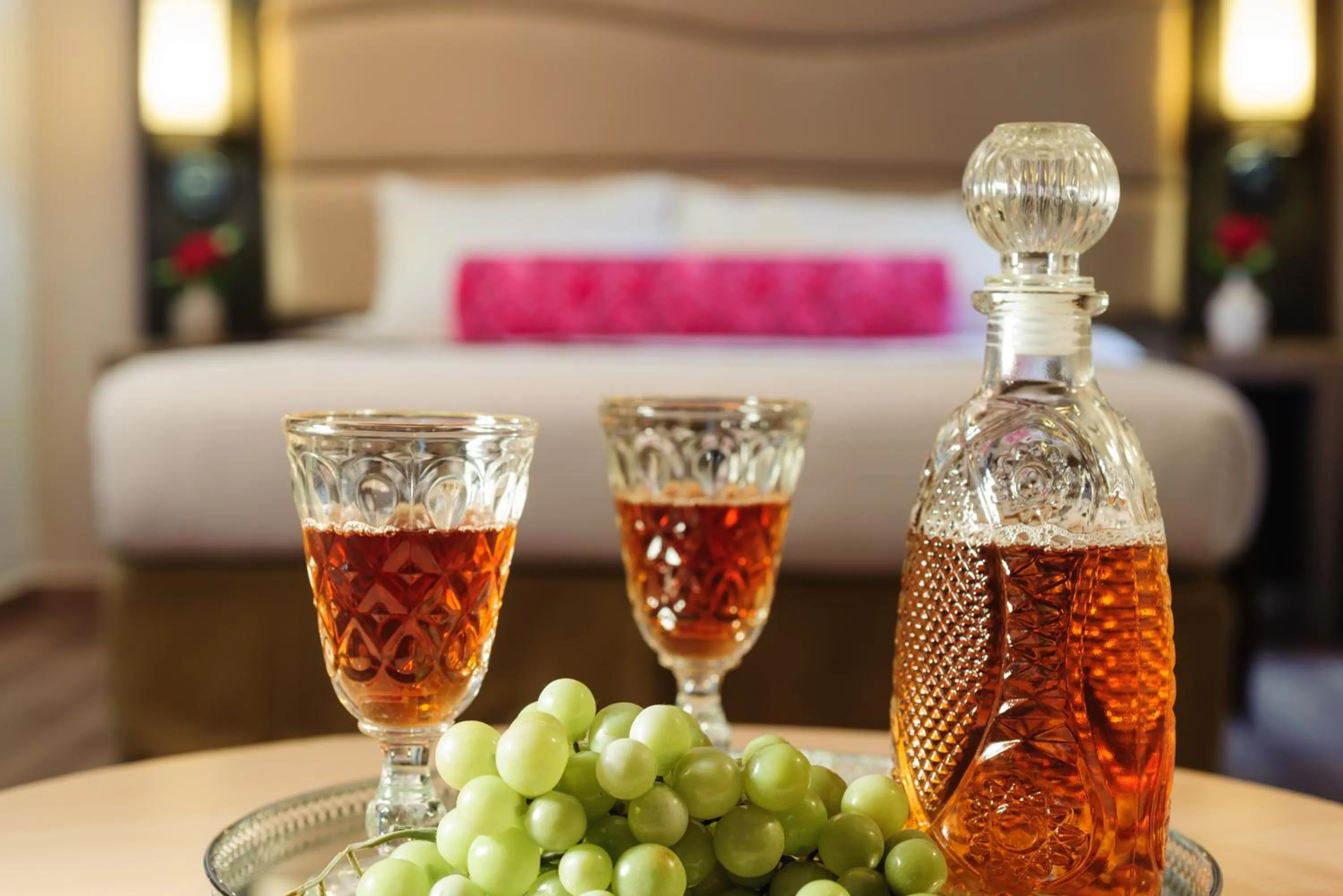 Alcoholic drinks, Bed in Leonardo Hotel Jerusalem
