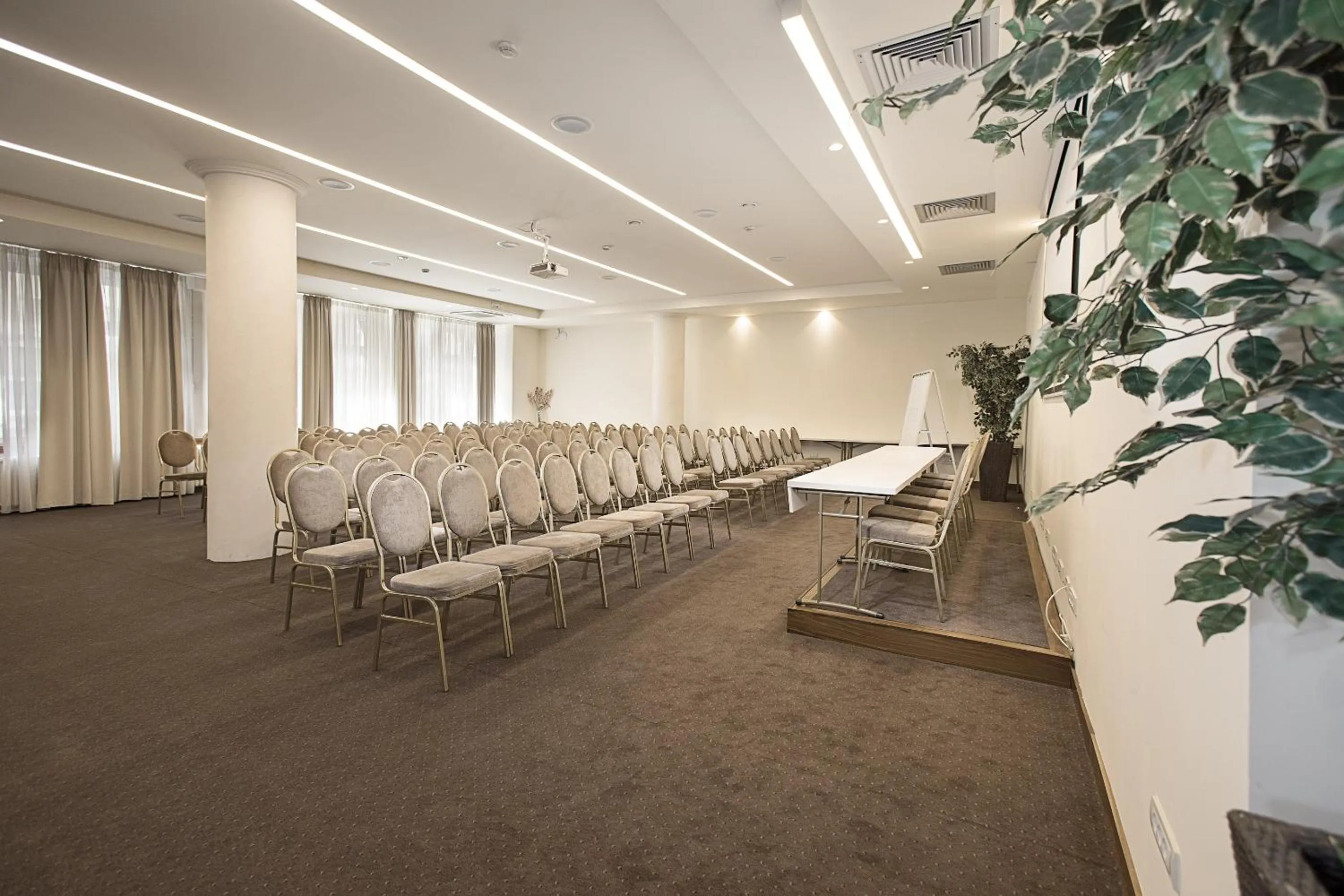 Business facilities in Hotel Majestic