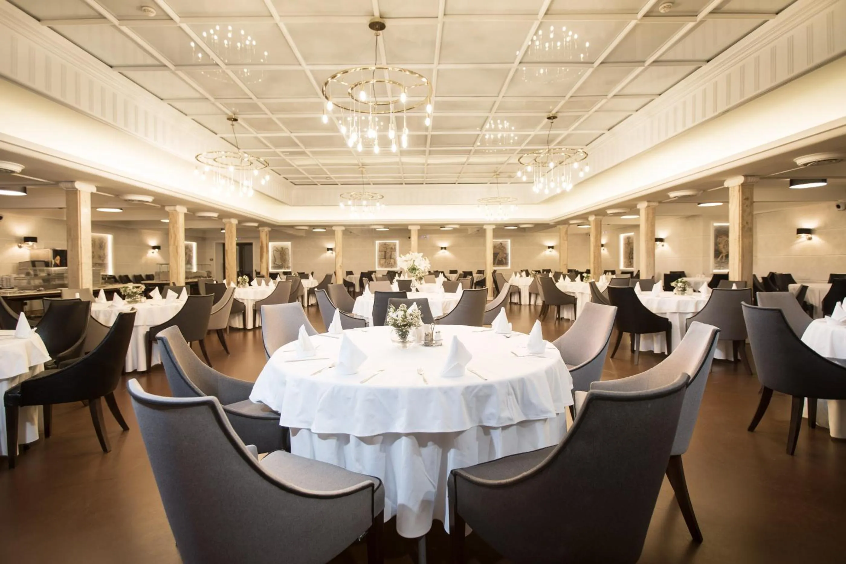 Restaurant/places to eat in Hotel Majestic