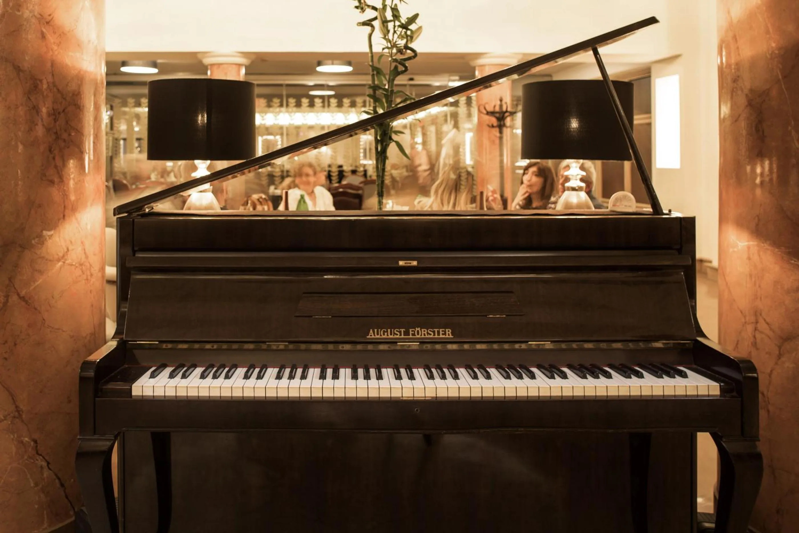 Restaurant/places to eat in Hotel Majestic