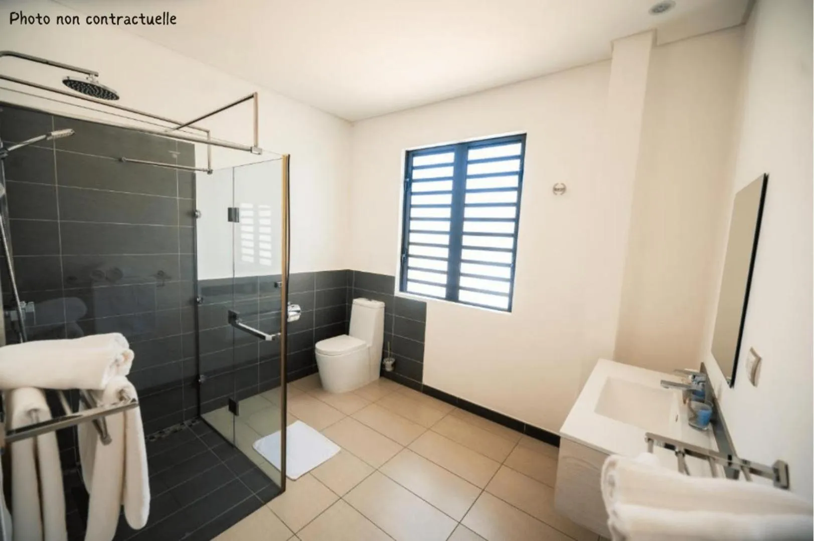 Shower in Toparadis Guest House