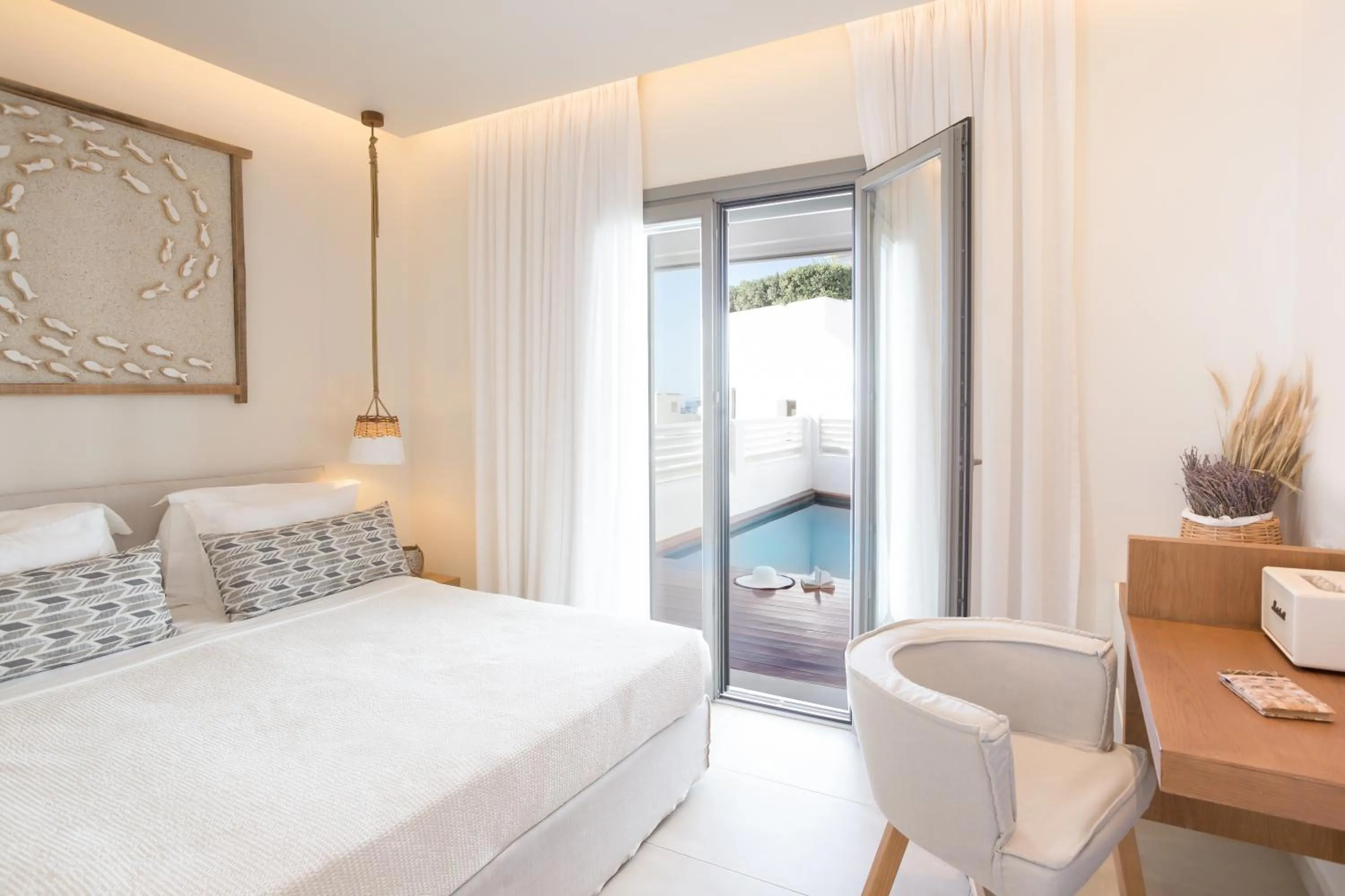 Pool view, Bed in 18 Grapes Hotel