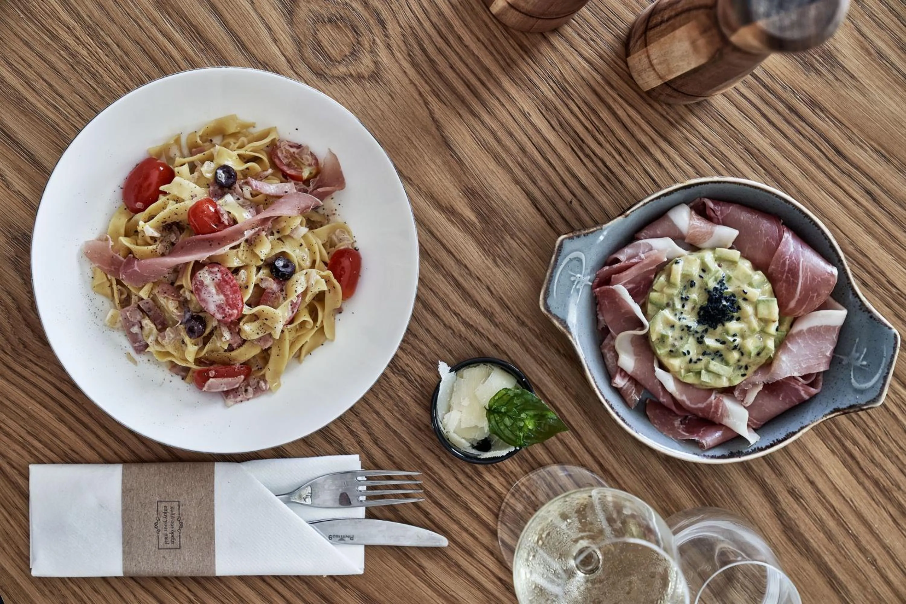 Food and drinks in 18 Grapes Hotel