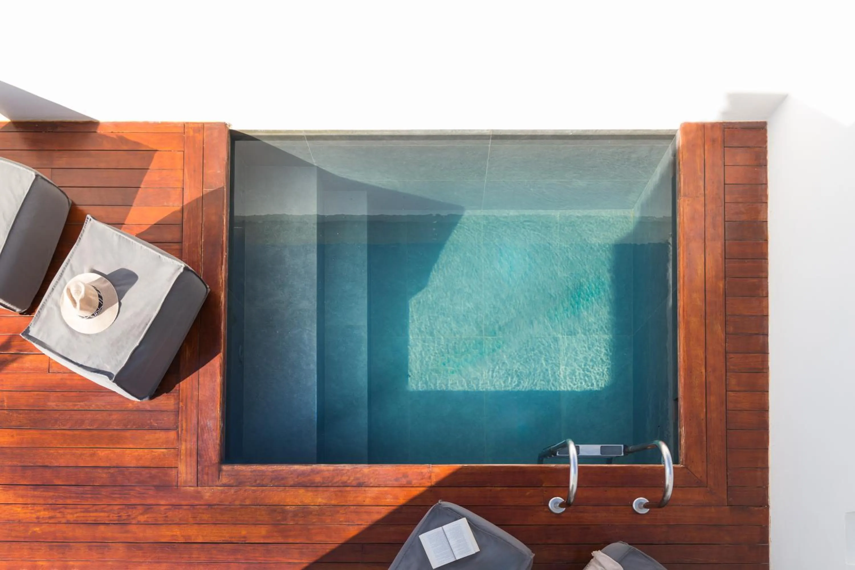 Swimming pool in 18 Grapes Hotel