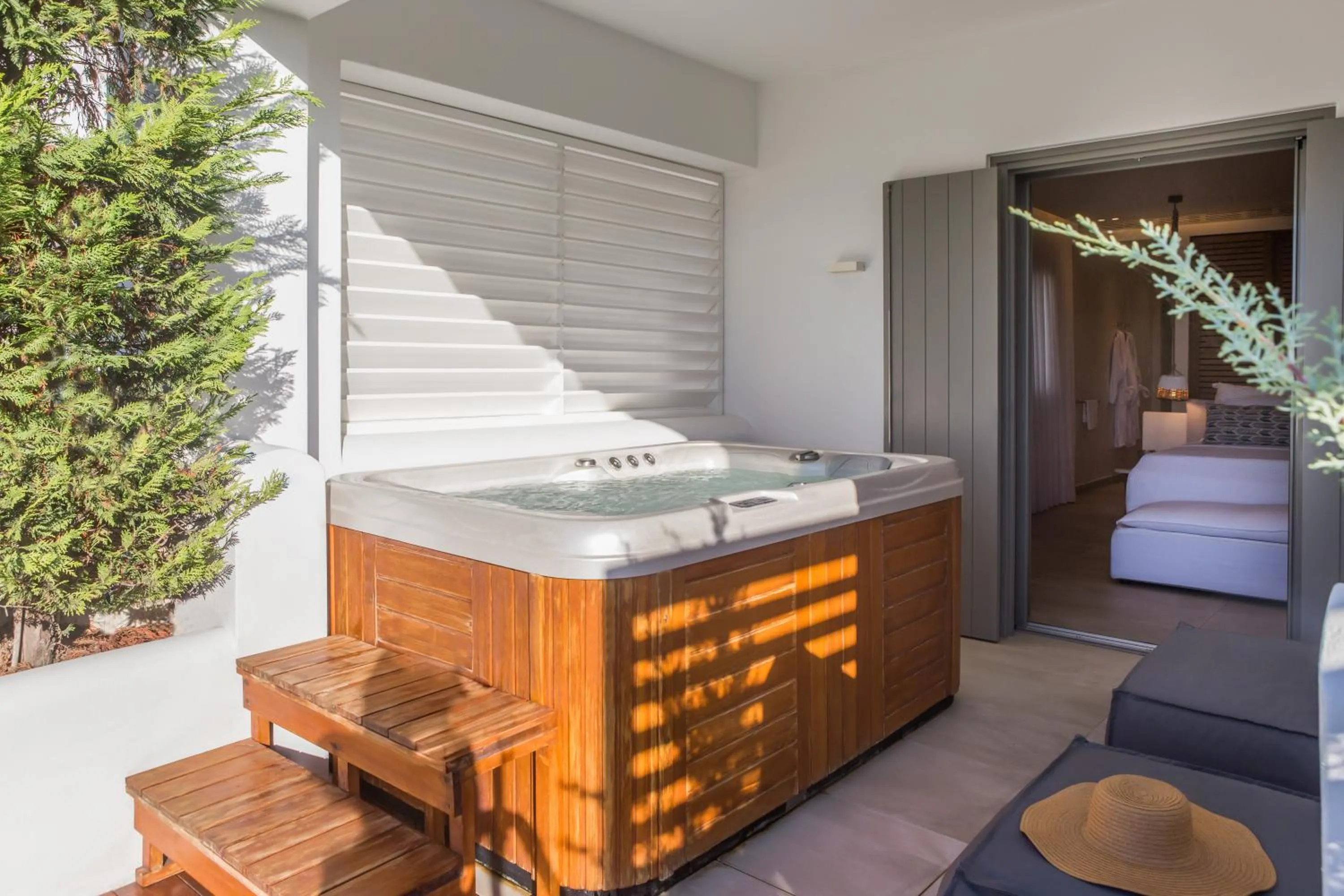 Hot Tub in 18 Grapes Hotel