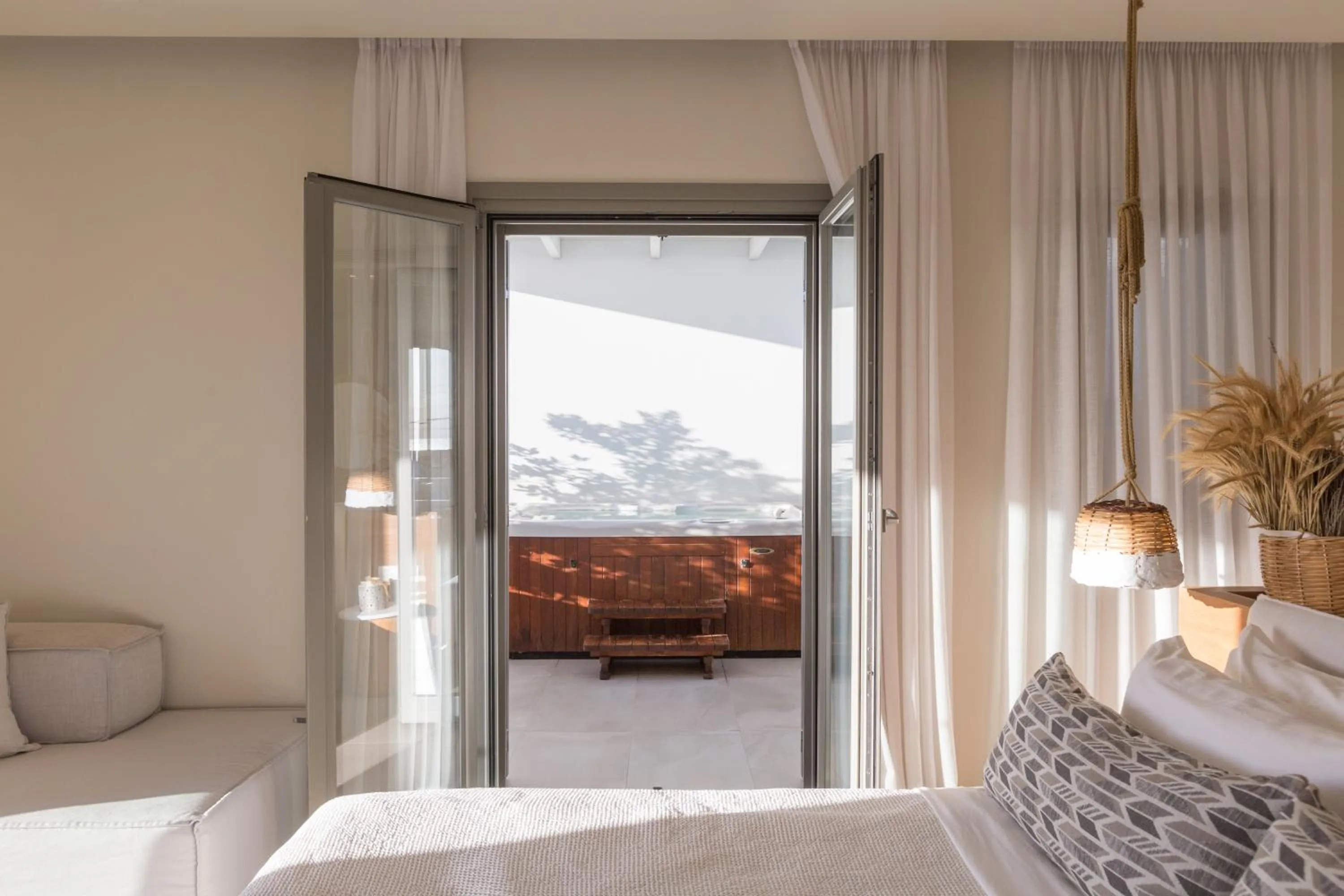 Balcony/Terrace, Bed in 18 Grapes Hotel