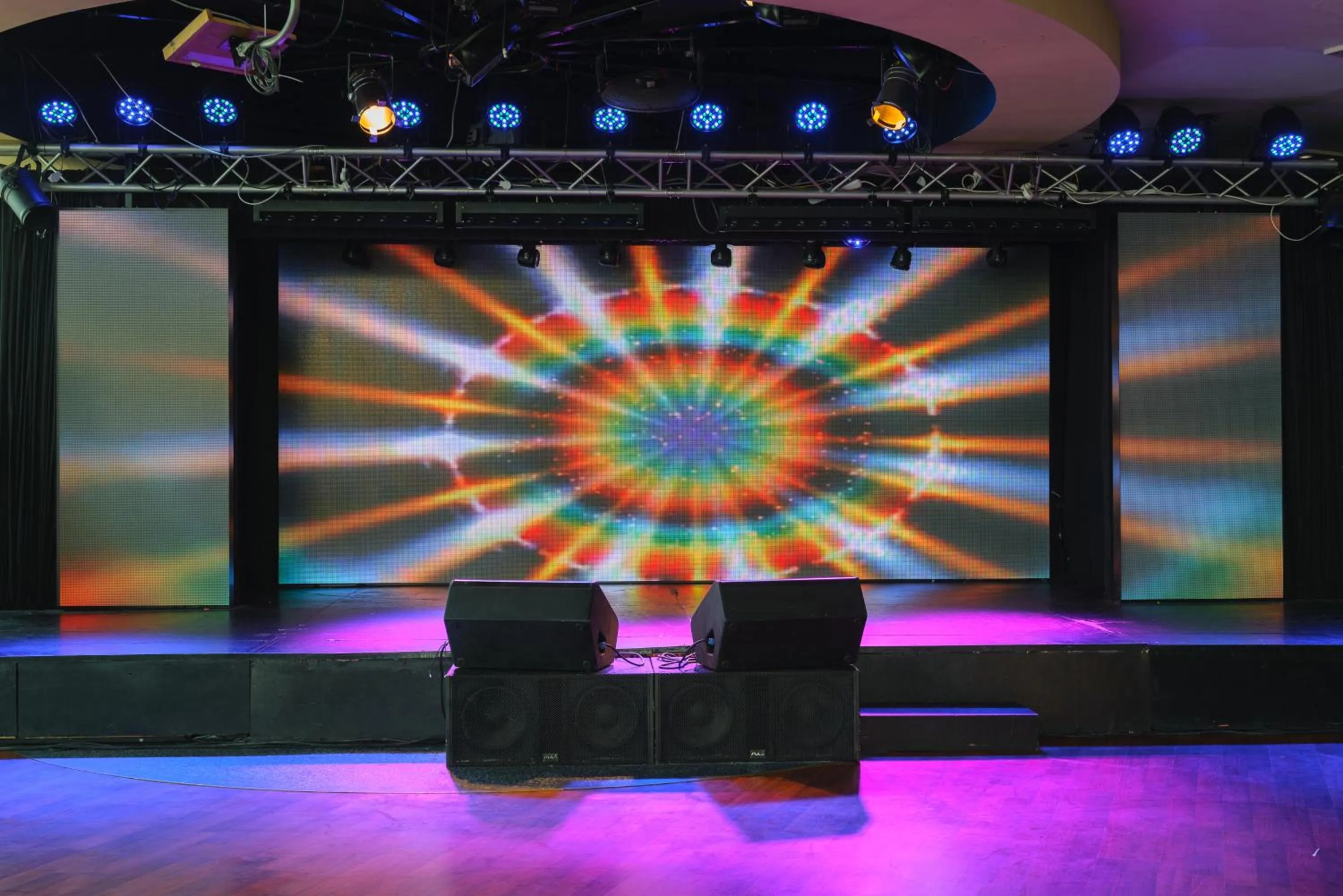 Evening entertainment in Leonardo Plaza Hotel Dead Sea