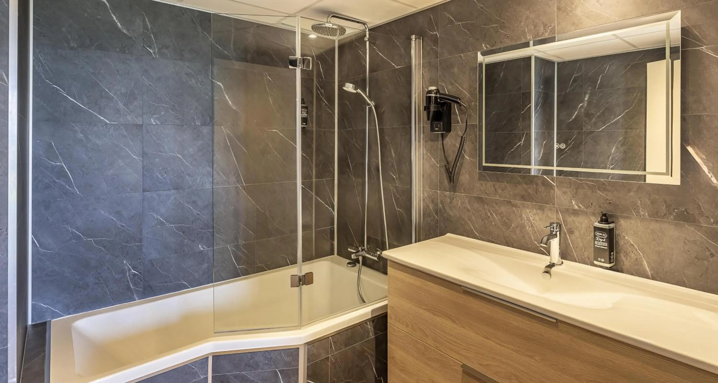 Bathroom in Best Western Côte des Sables Plouescat