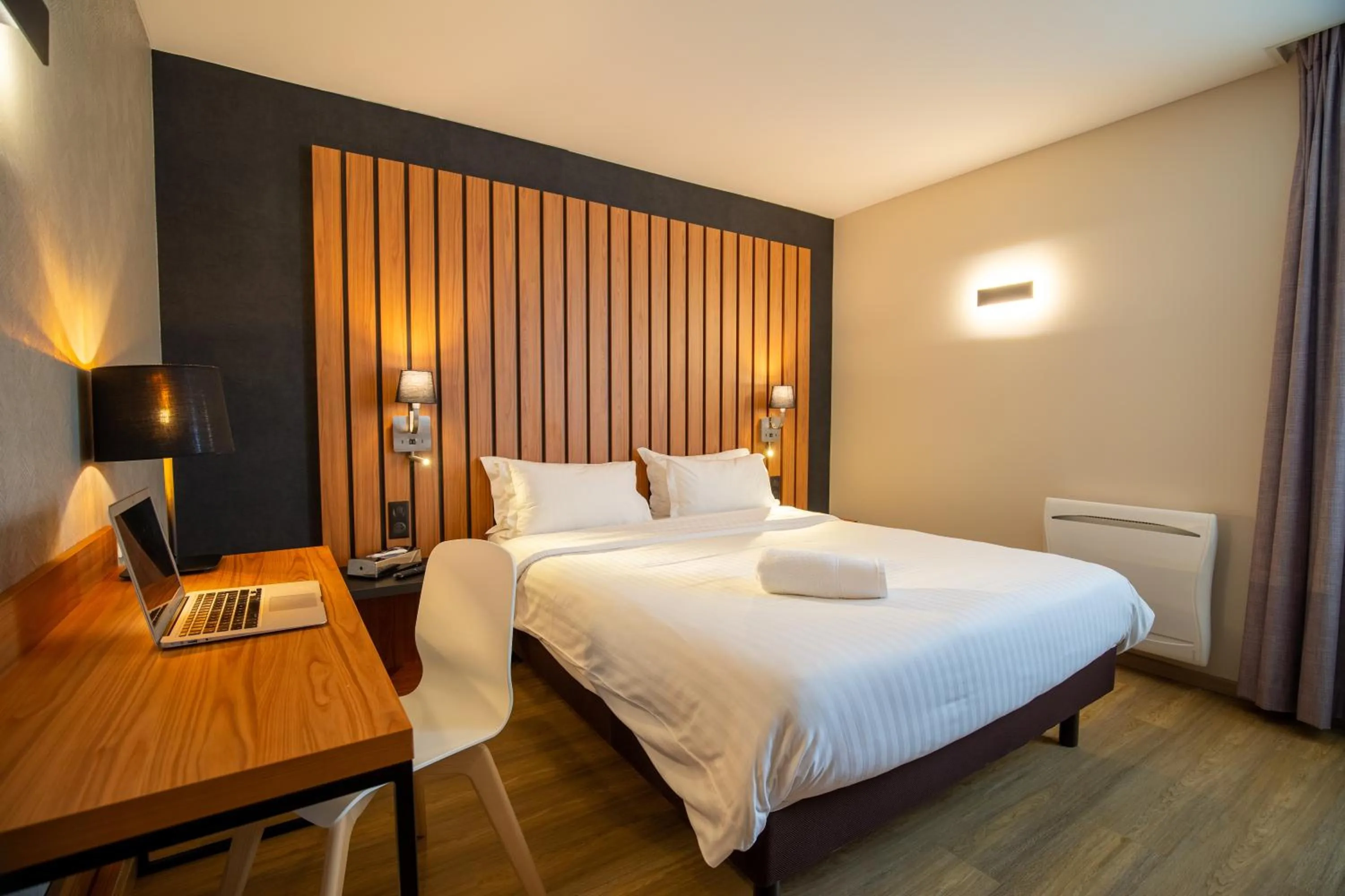 Bed in Best Western Côte des Sables Plouescat