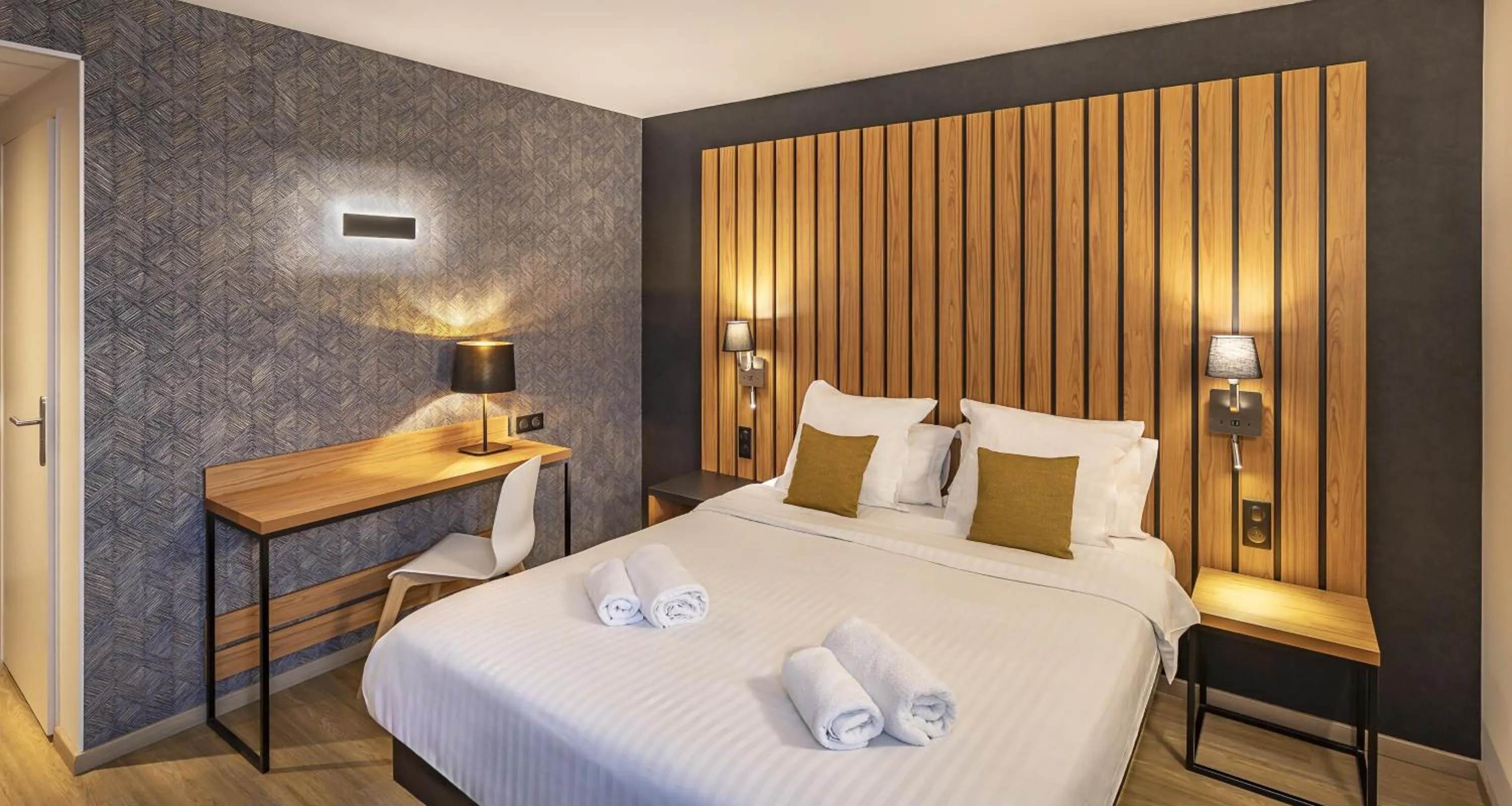 Photo of the whole room, Bed in Best Western Côte des Sables Plouescat