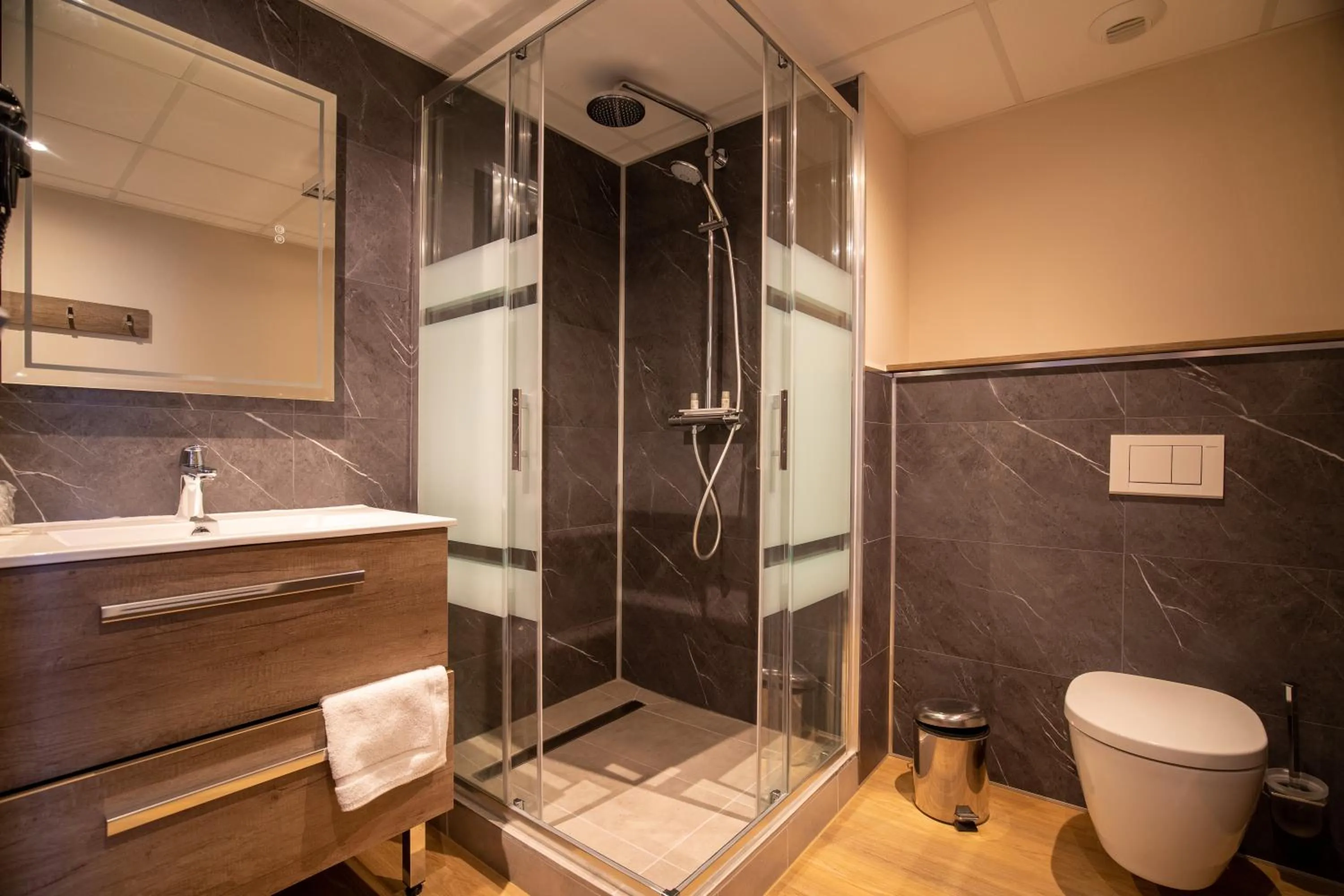 Shower in Best Western Côte des Sables Plouescat