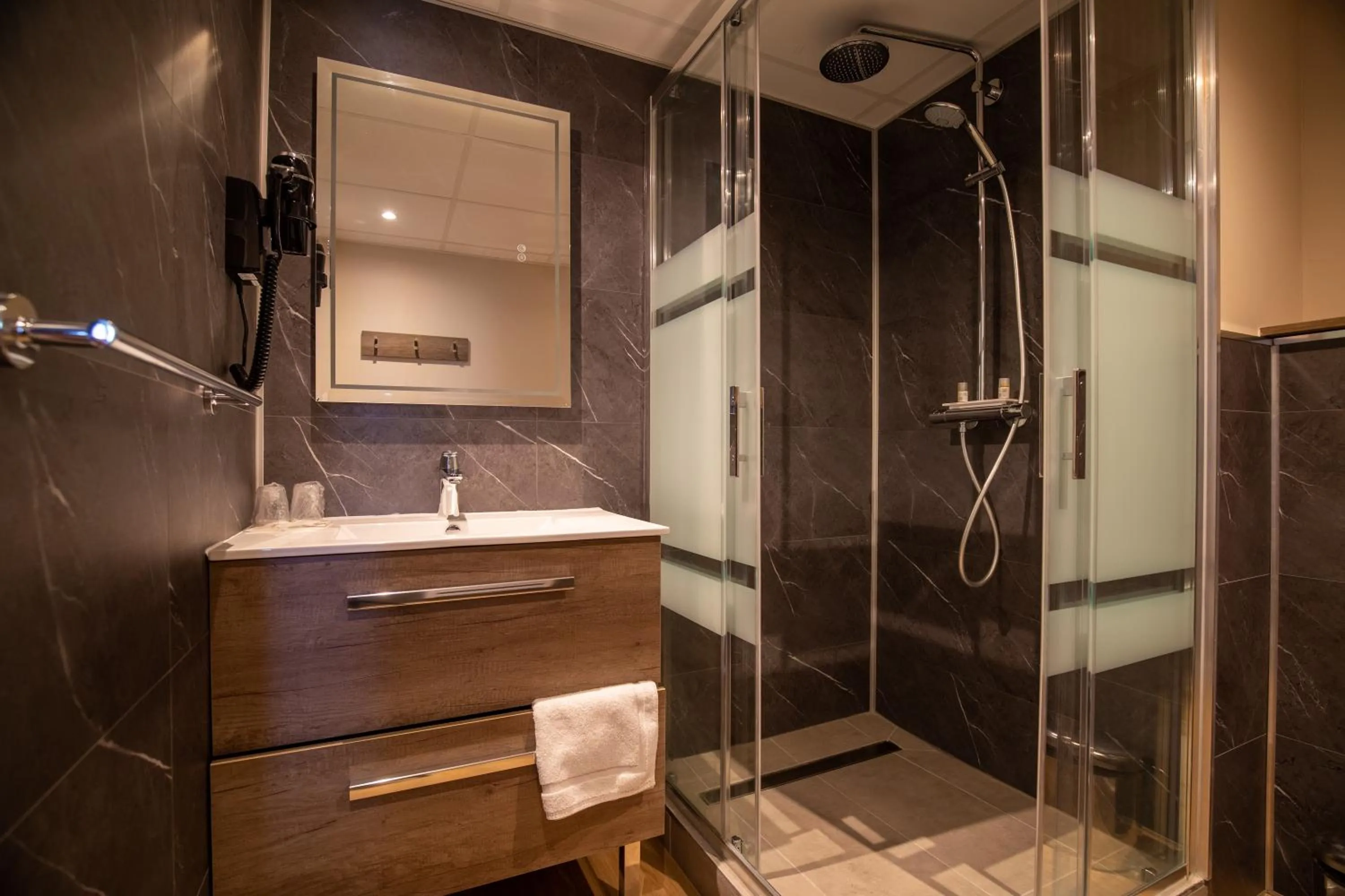 Shower in Best Western Côte des Sables Plouescat