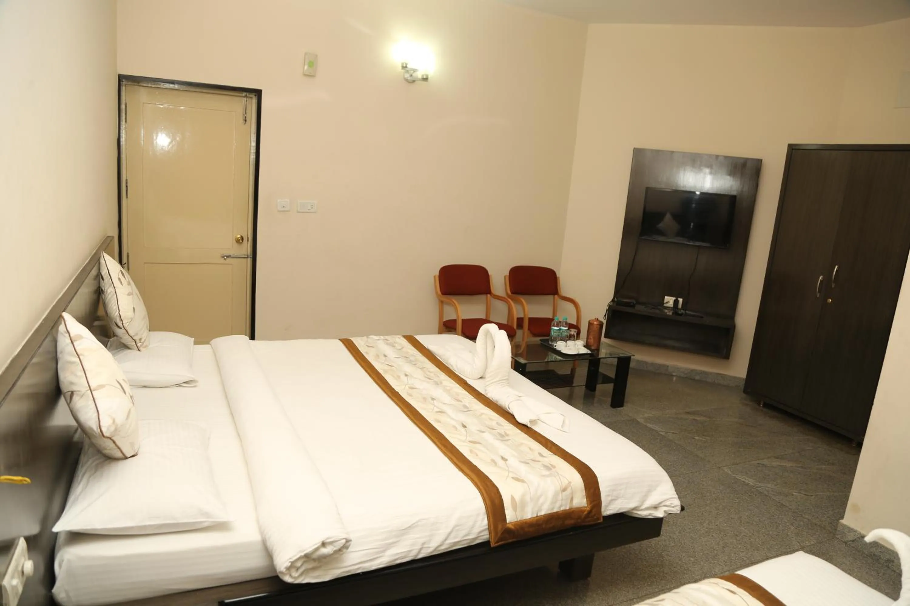 TV and multimedia in Soundarya Hotel