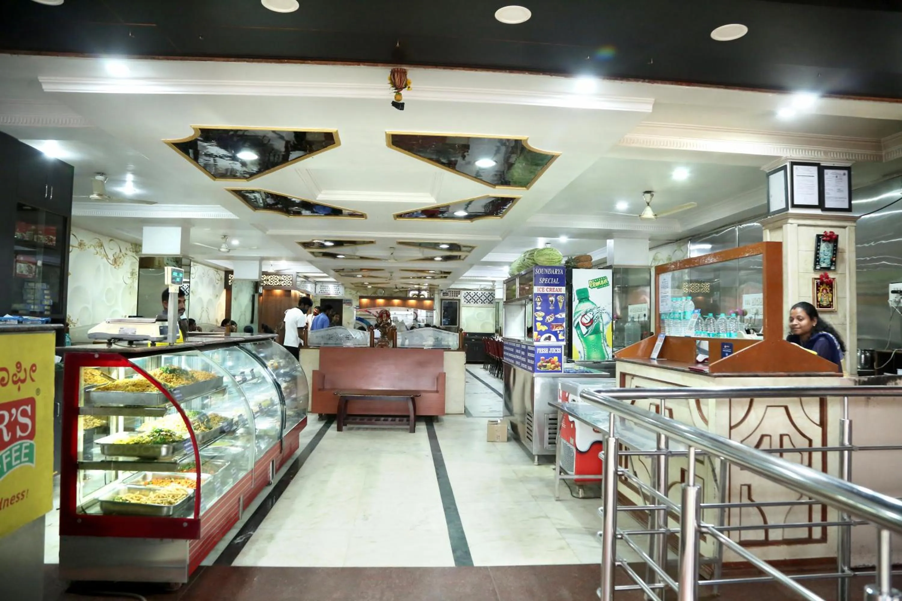 Restaurant/places to eat in Soundarya Hotel