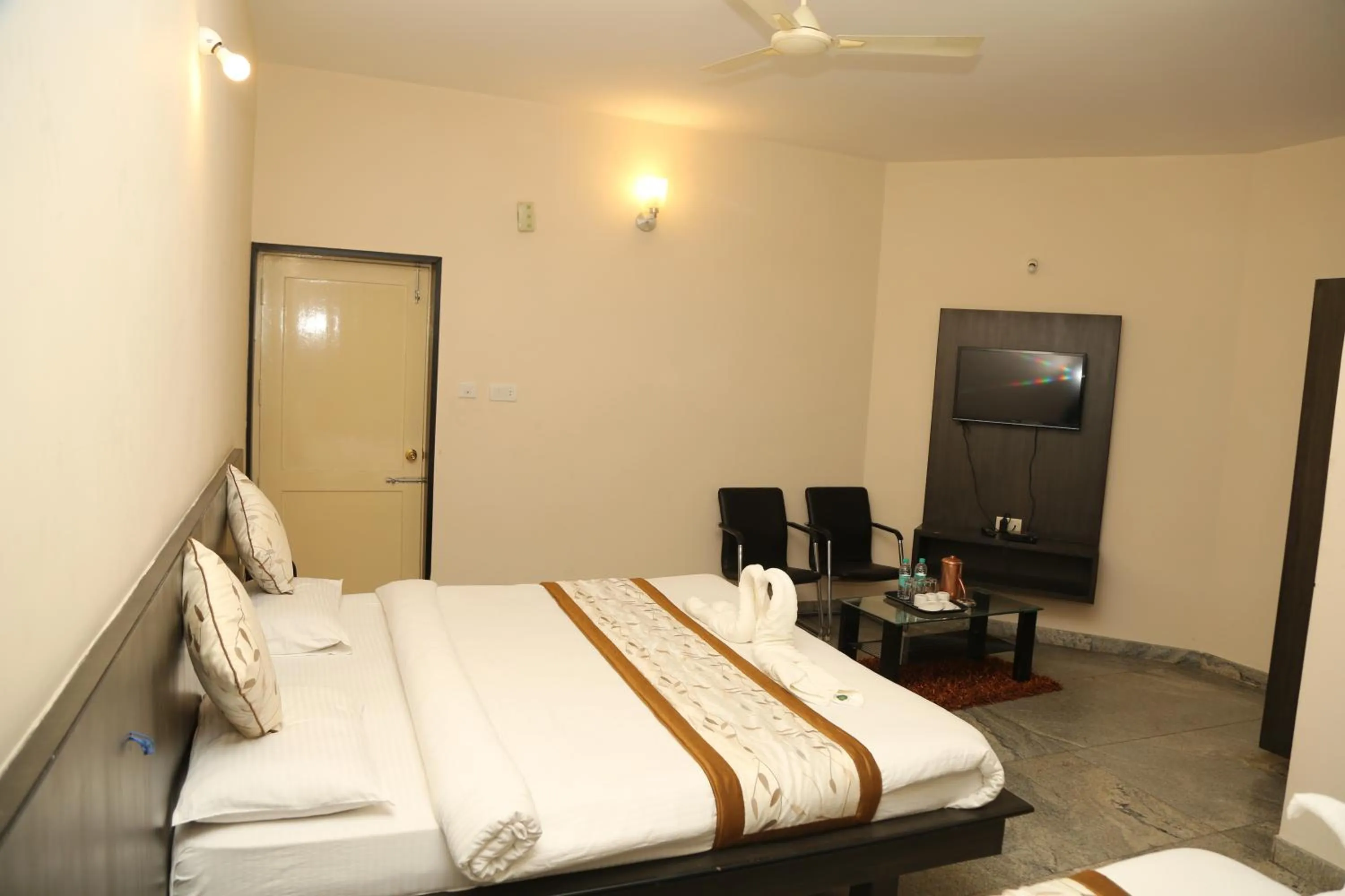 TV and multimedia in Soundarya Hotel