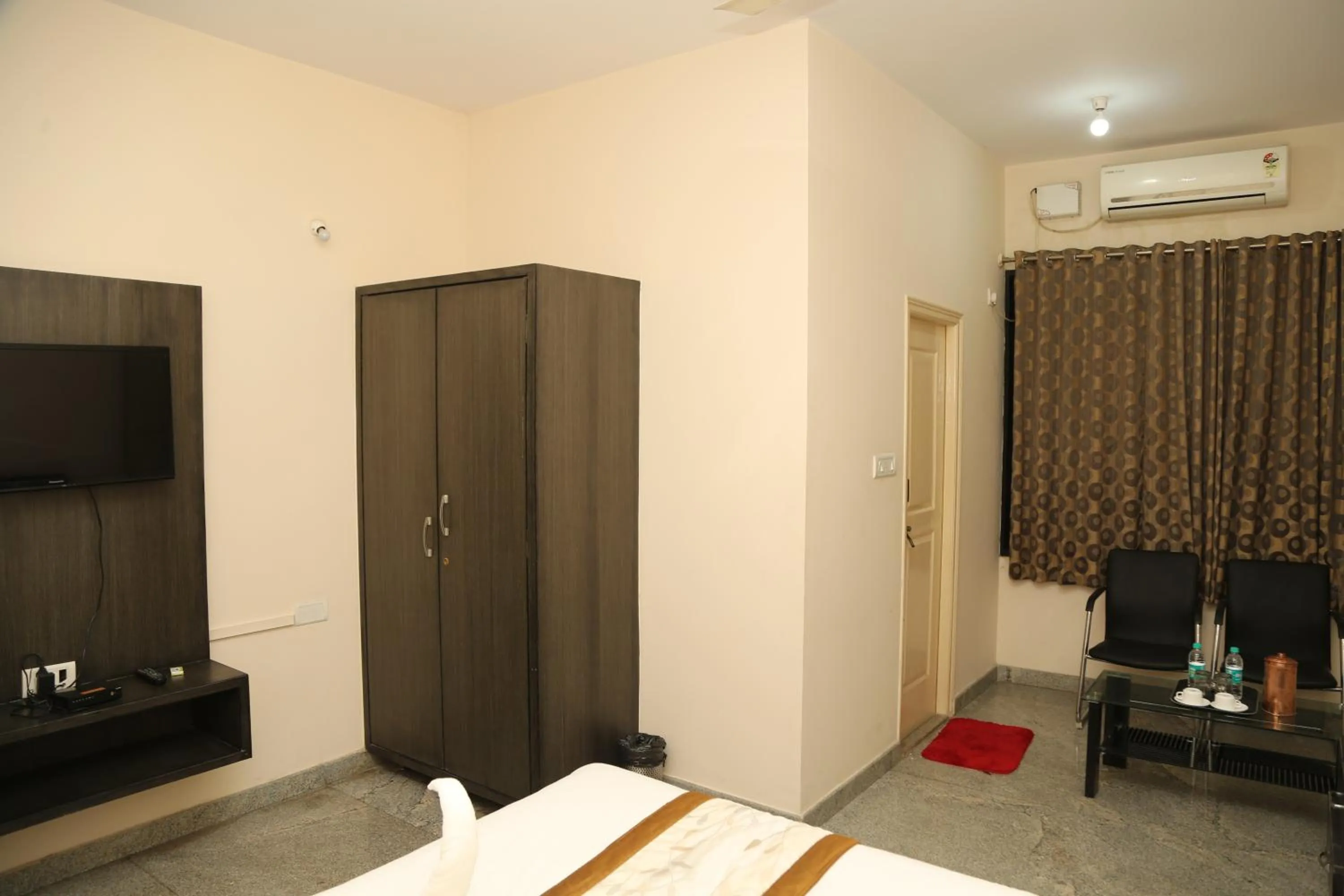 TV and multimedia in Soundarya Hotel