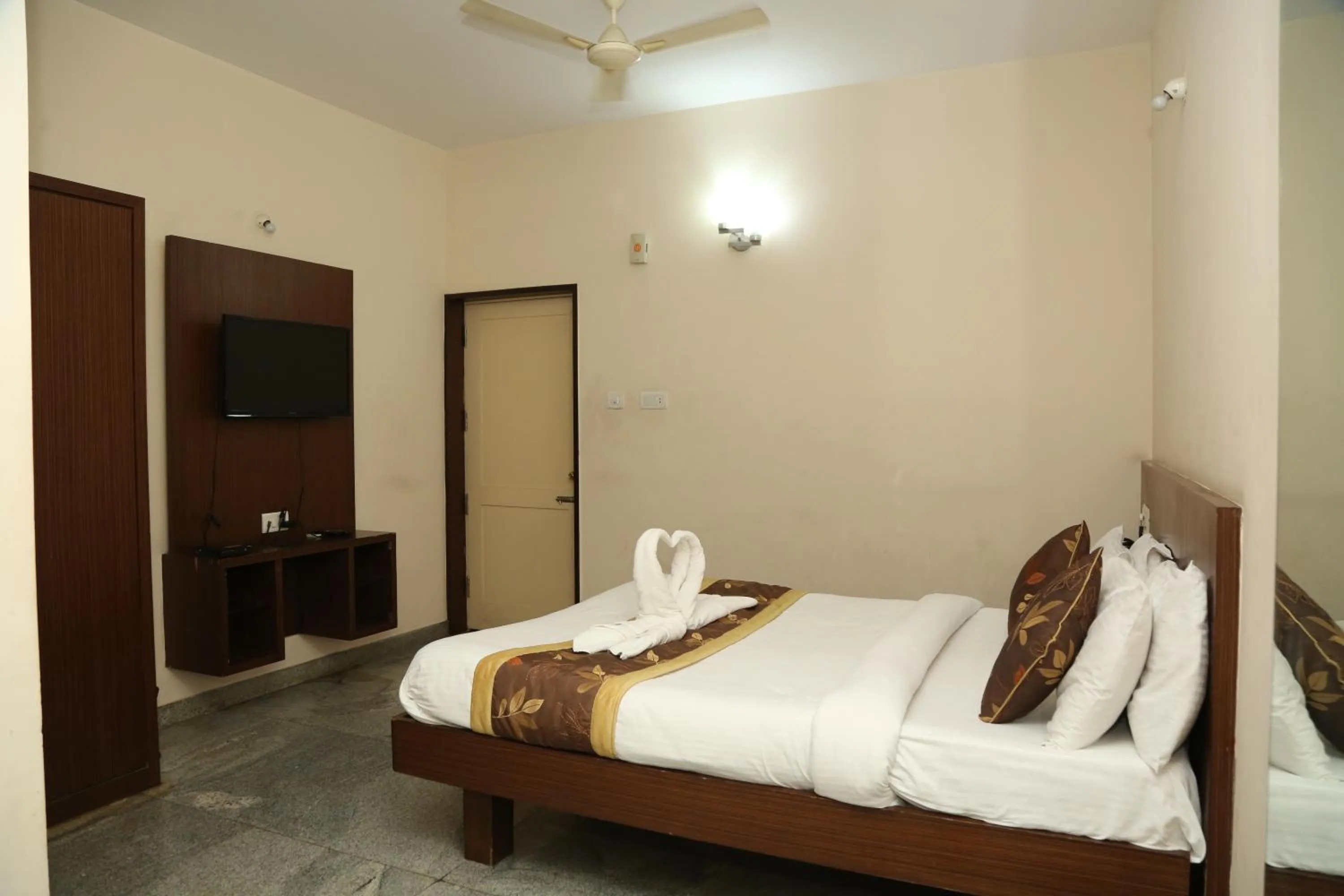 TV and multimedia in Soundarya Hotel