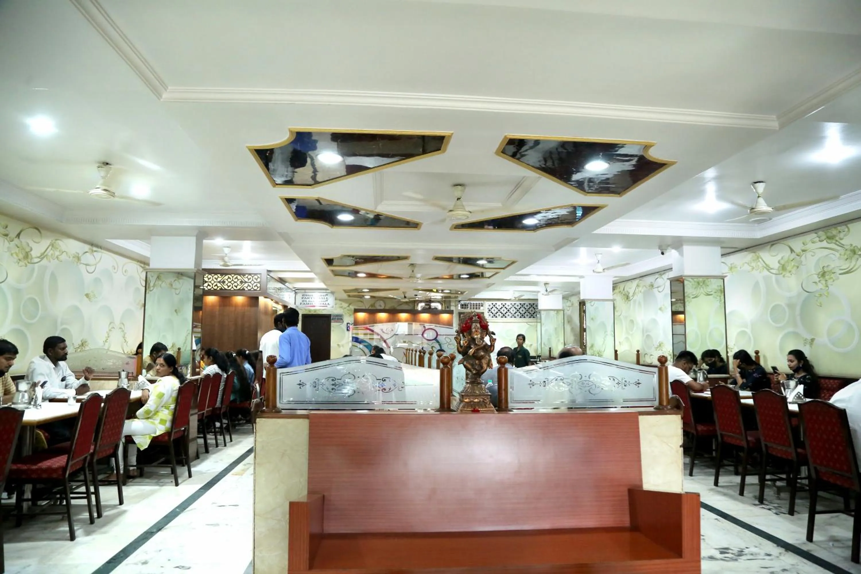 Restaurant/places to eat in Soundarya Hotel