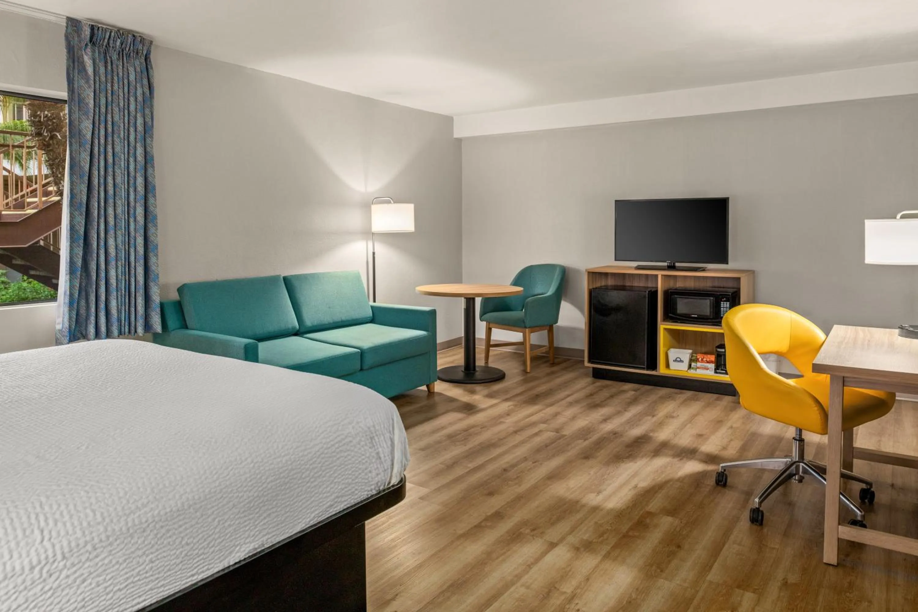 Days Inn & Suites by Wyndham Artesia