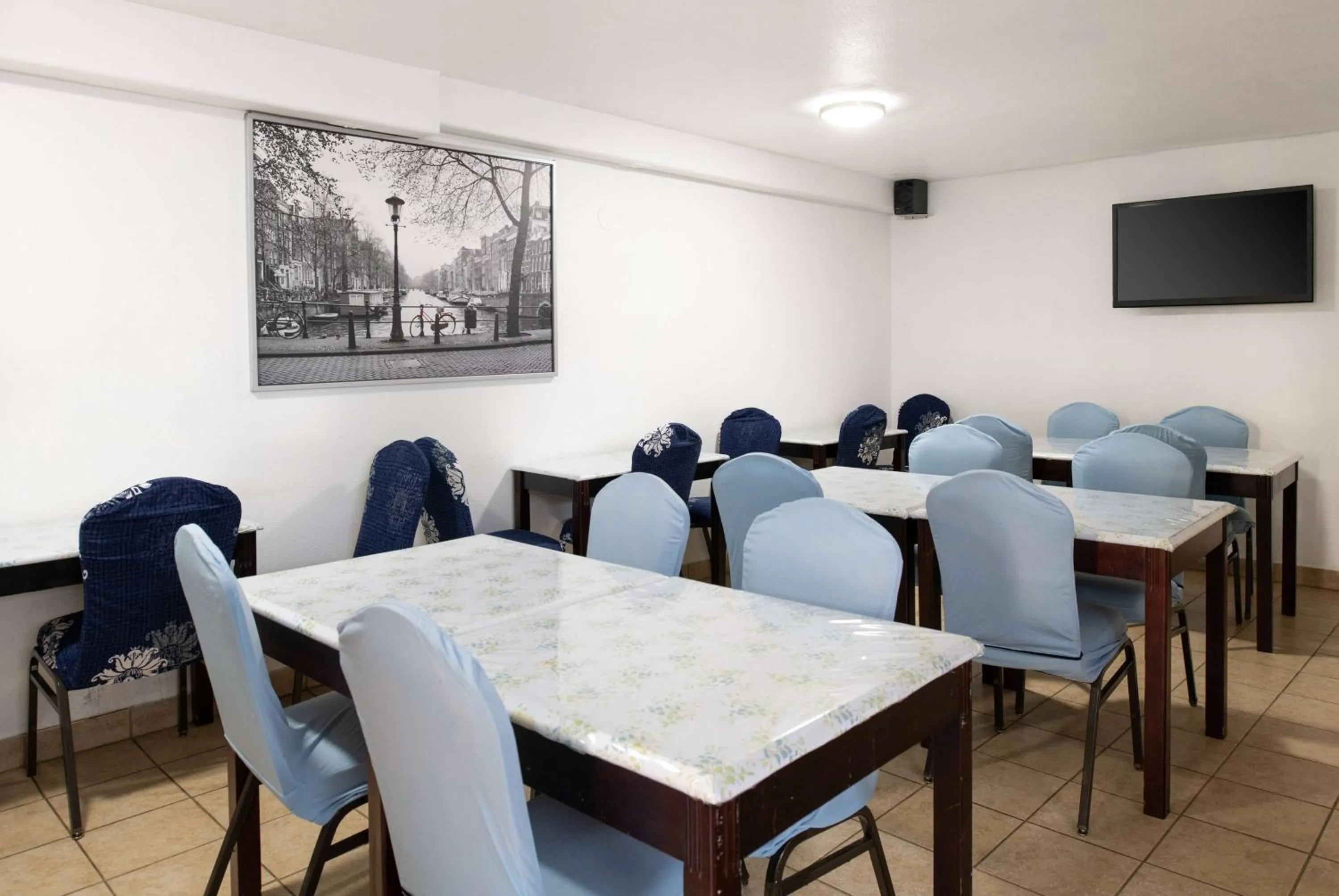 Restaurant/places to eat in Days Inn & Suites by Wyndham Artesia