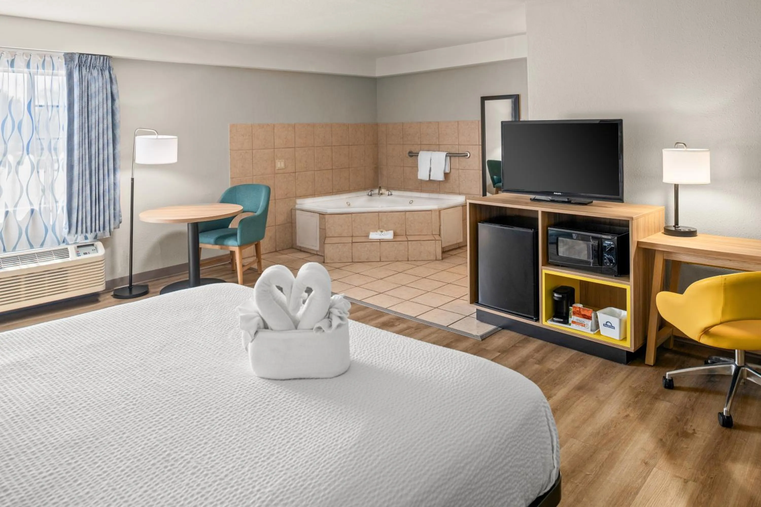 Bed in Days Inn & Suites by Wyndham Artesia