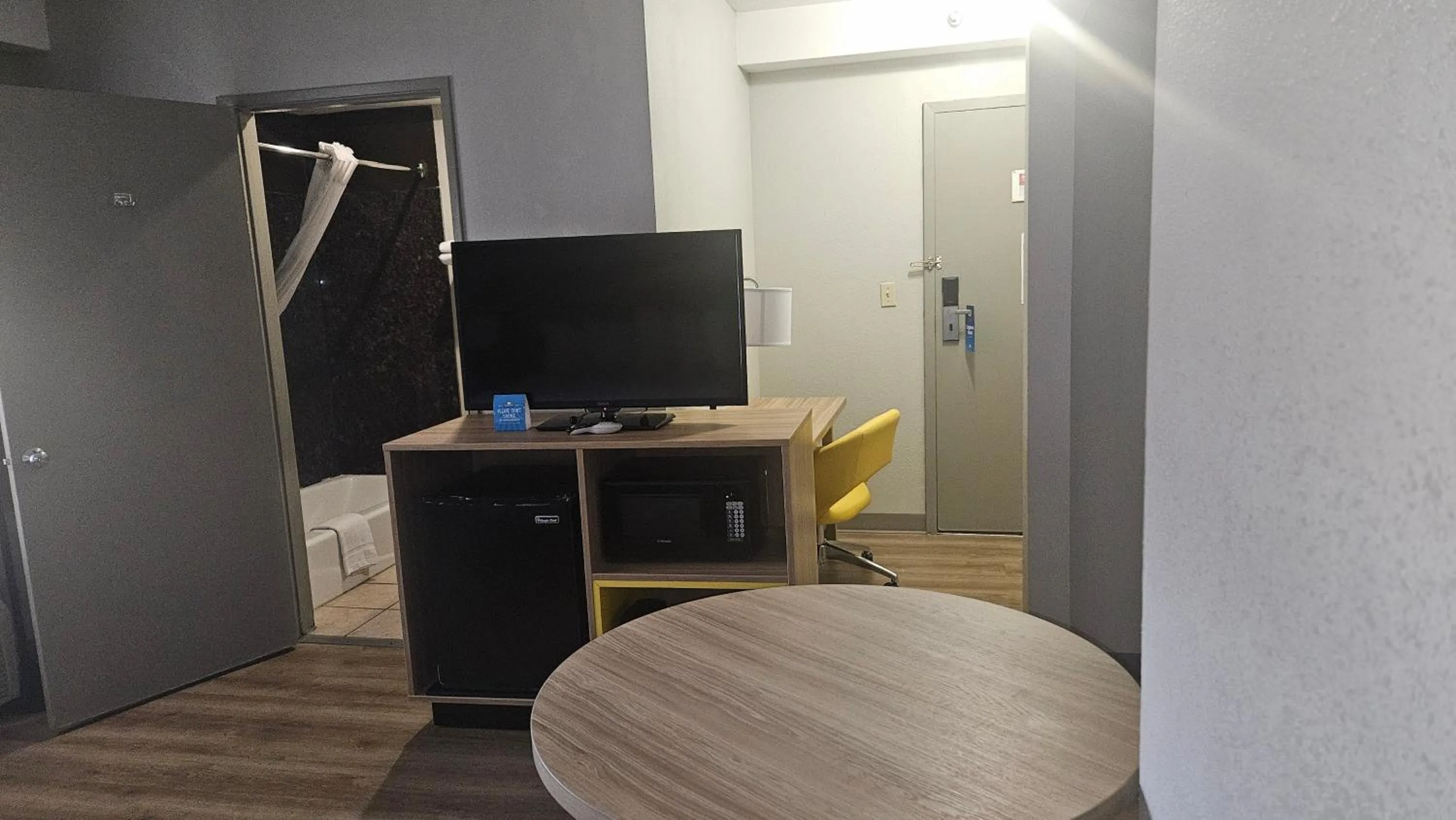 Days Inn & Suites by Wyndham Artesia