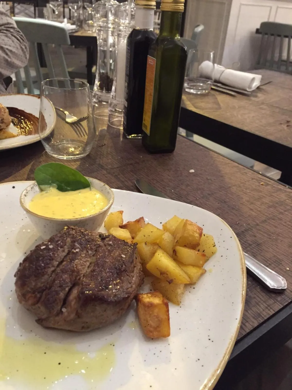 Food and drinks in Les Fleurs Luxury House