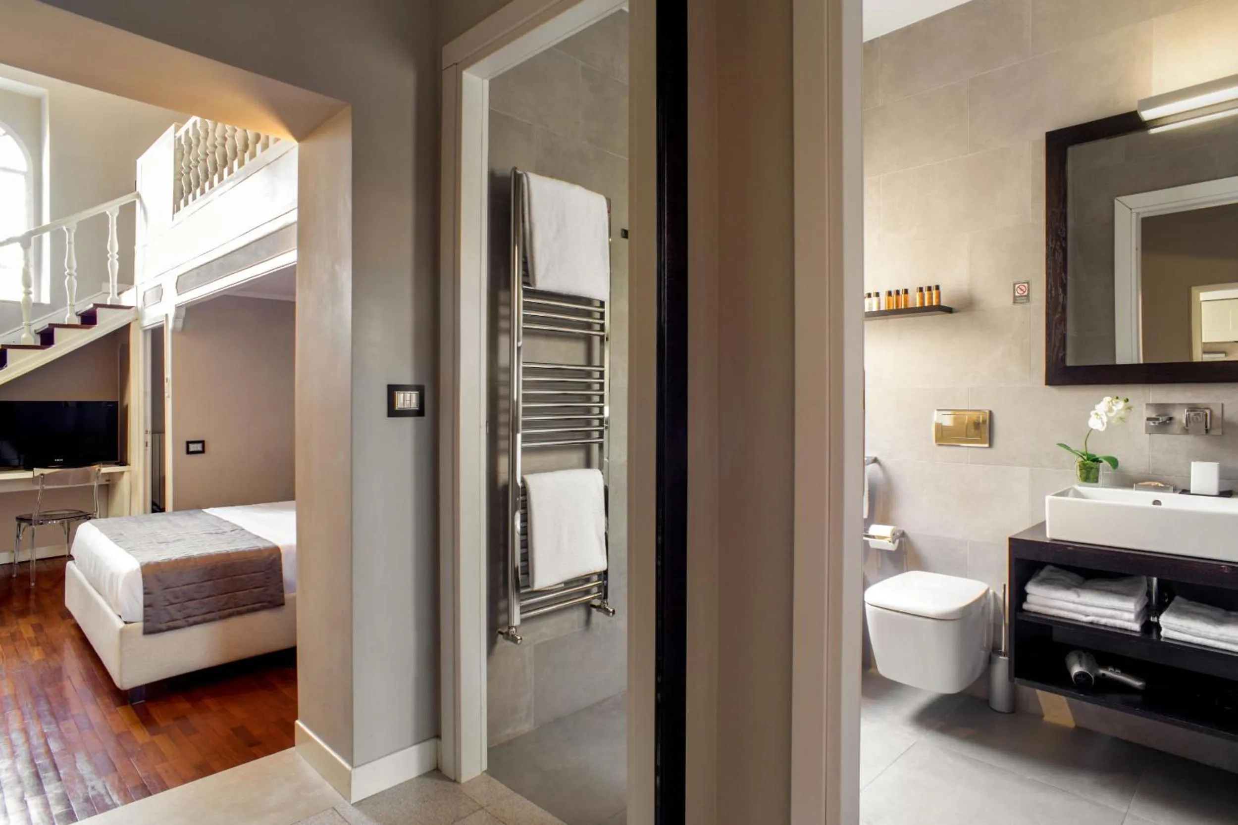 Bathroom, Bed in Les Fleurs Luxury House