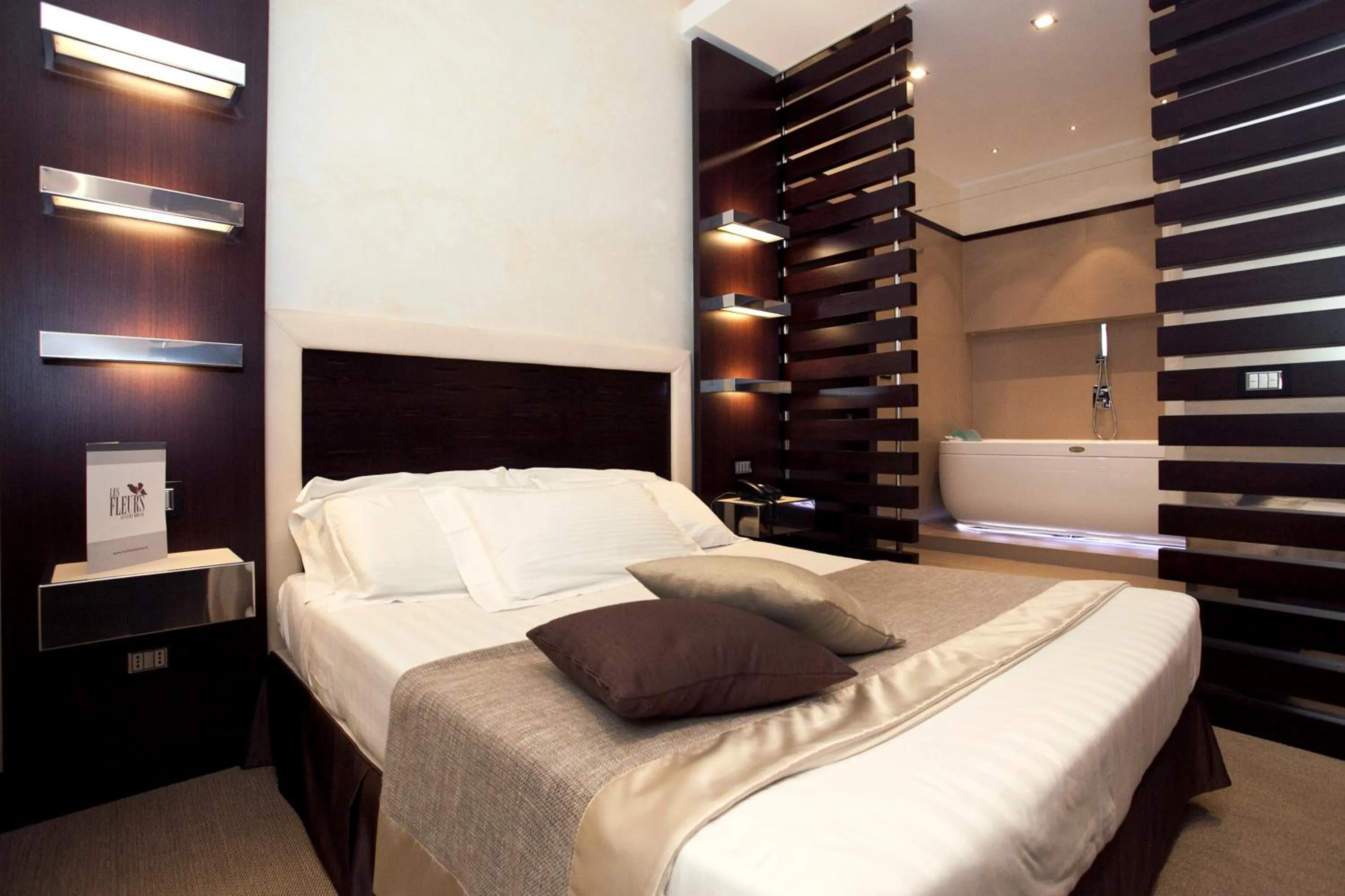 Photo of the whole room, Bed in Les Fleurs Luxury House