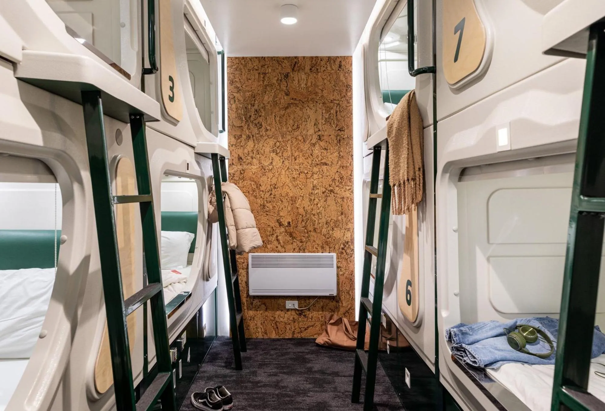 Photo of the whole room, Bunk Bed in Jucy Snooze Queenstown