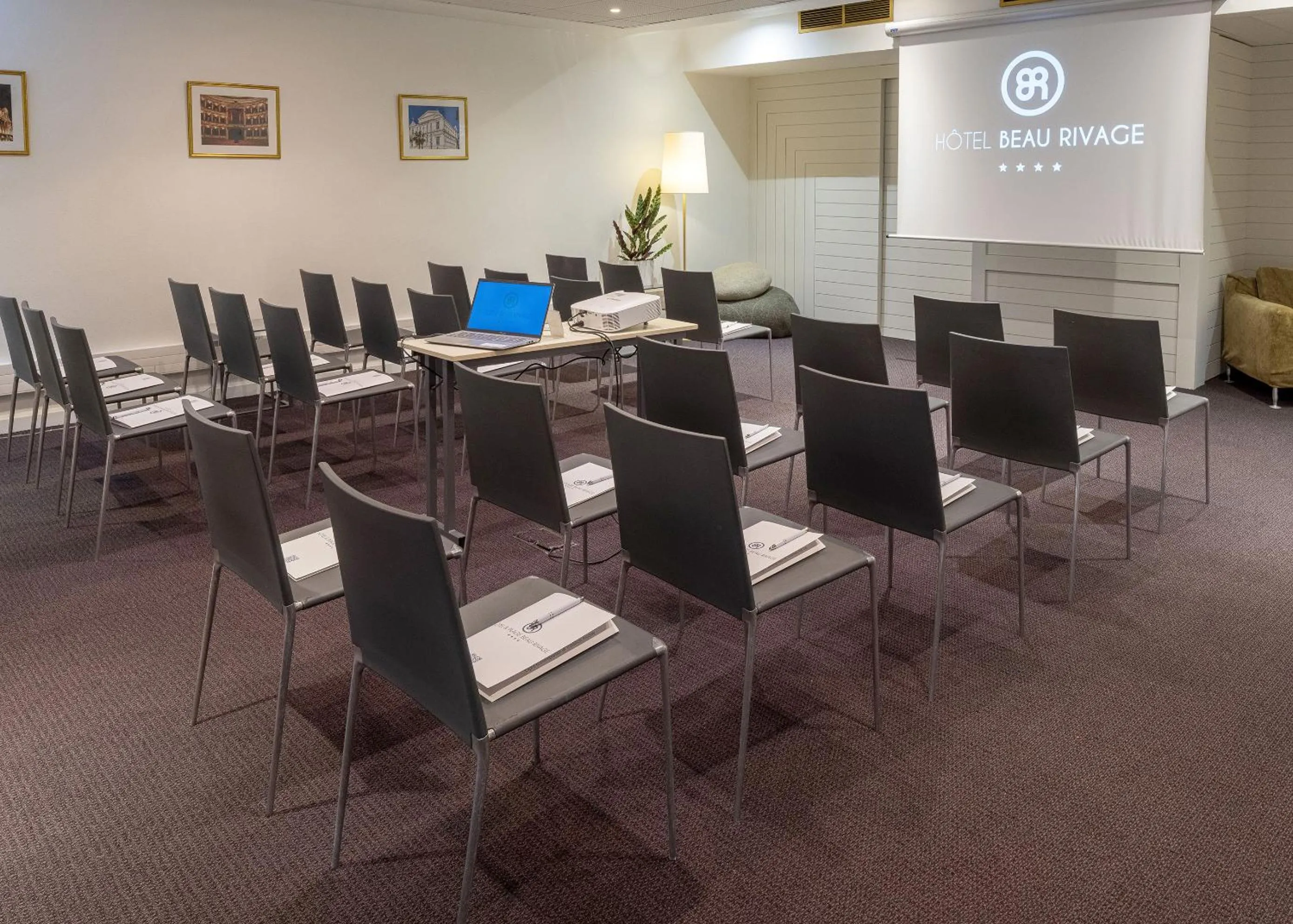Seating area in Hotel Beau Rivage