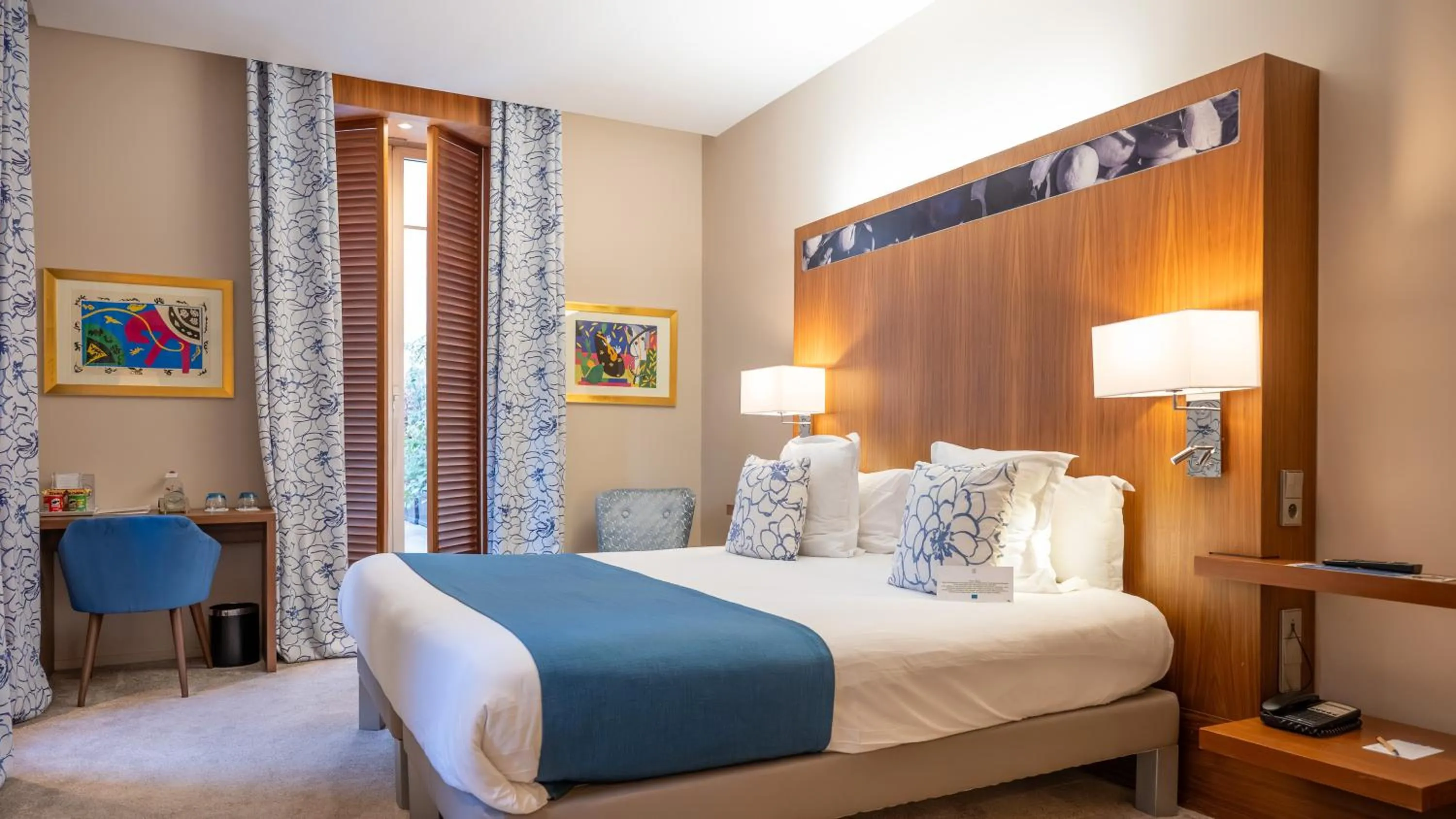 Bed in Hotel Beau Rivage