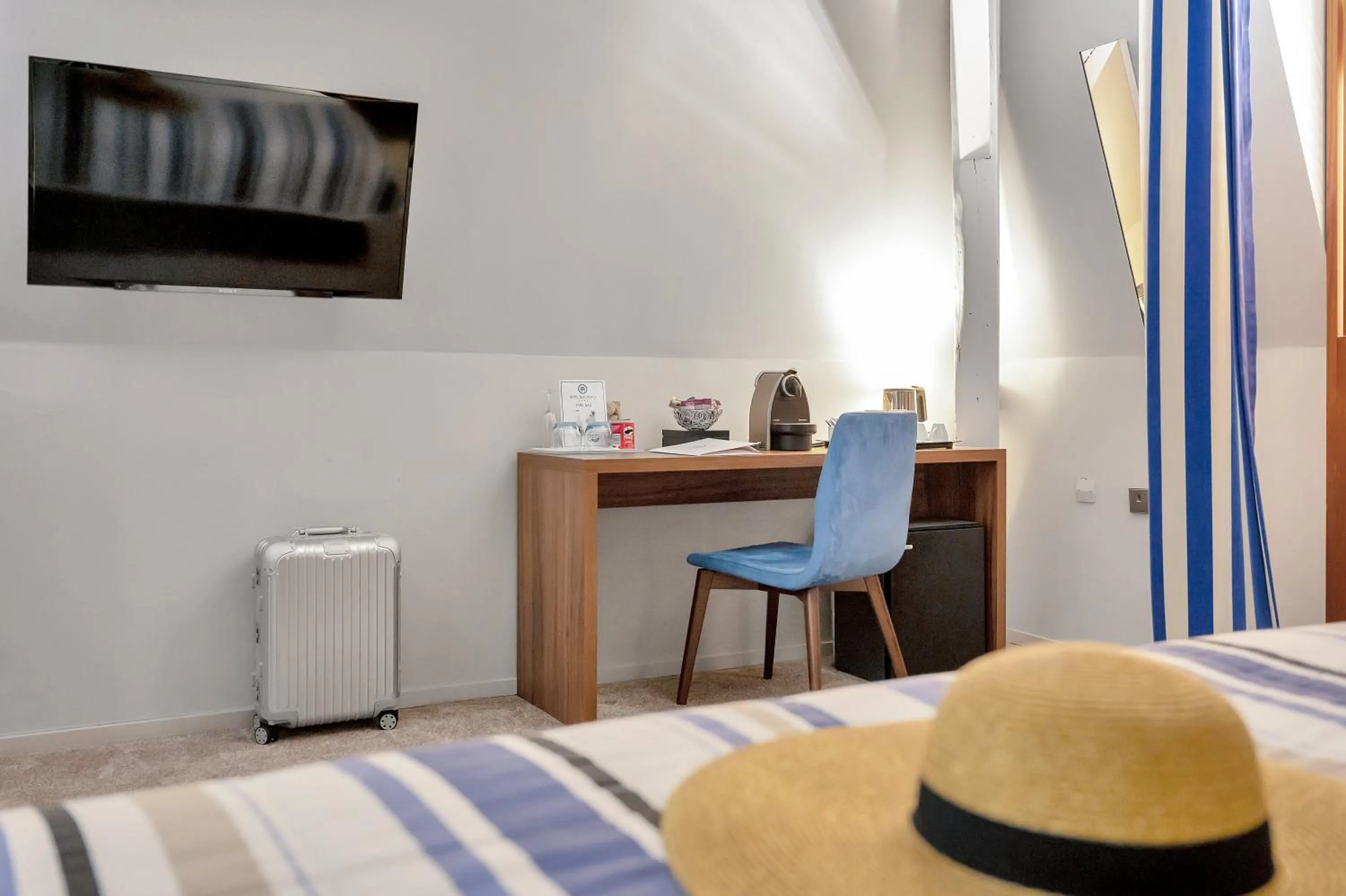 Seating area, Bed in Hotel Beau Rivage
