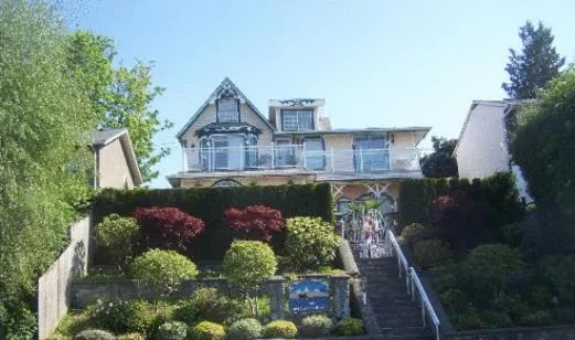 Facade/entrance in Ocean Breeze Executive Bed and Breakfast