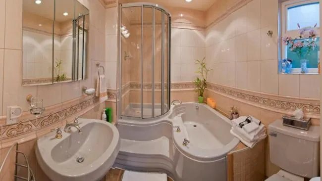 Bathroom in Ocean Breeze Executive Bed and Breakfast