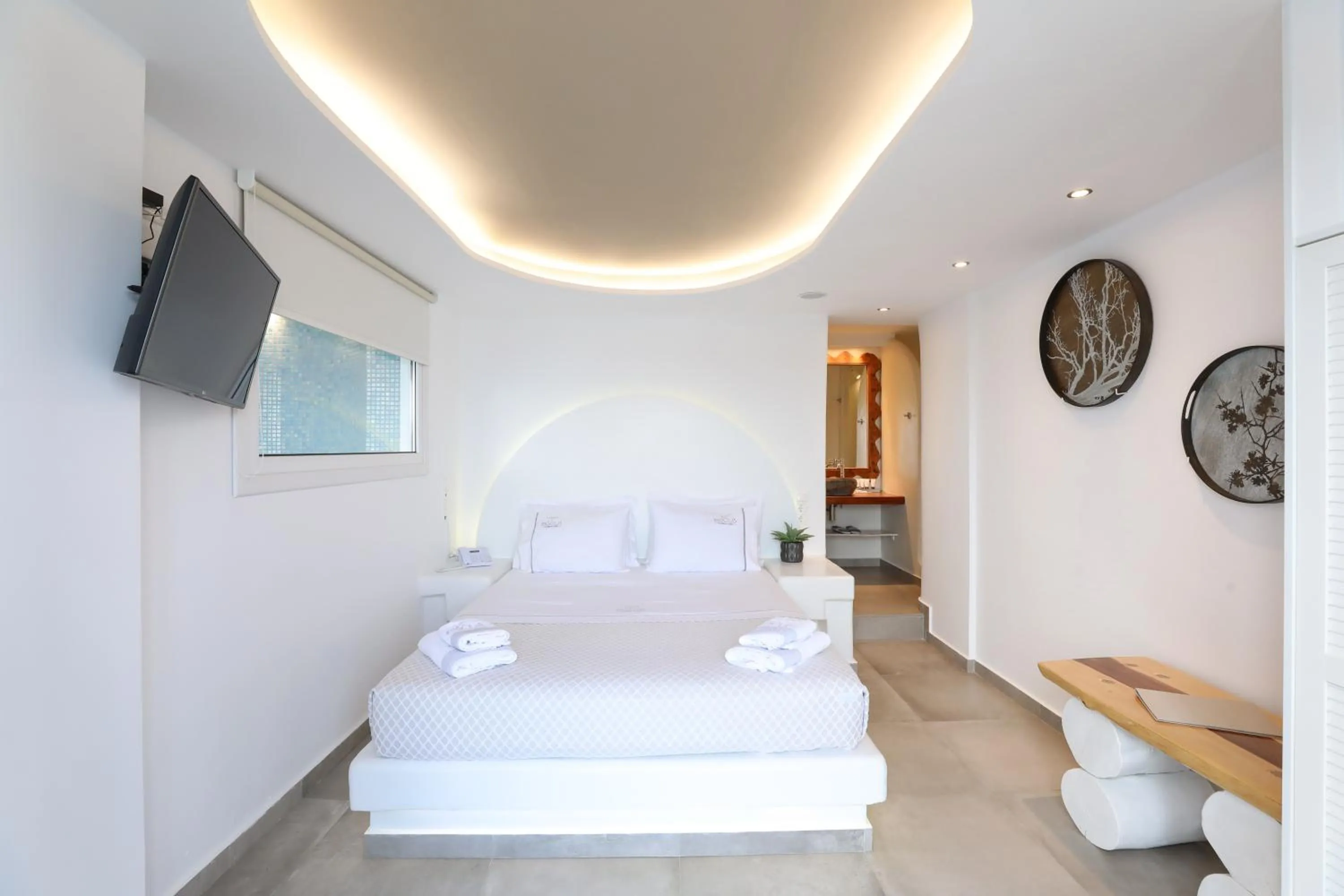 Photo of the whole room, Bed in Ibiscus Boutique