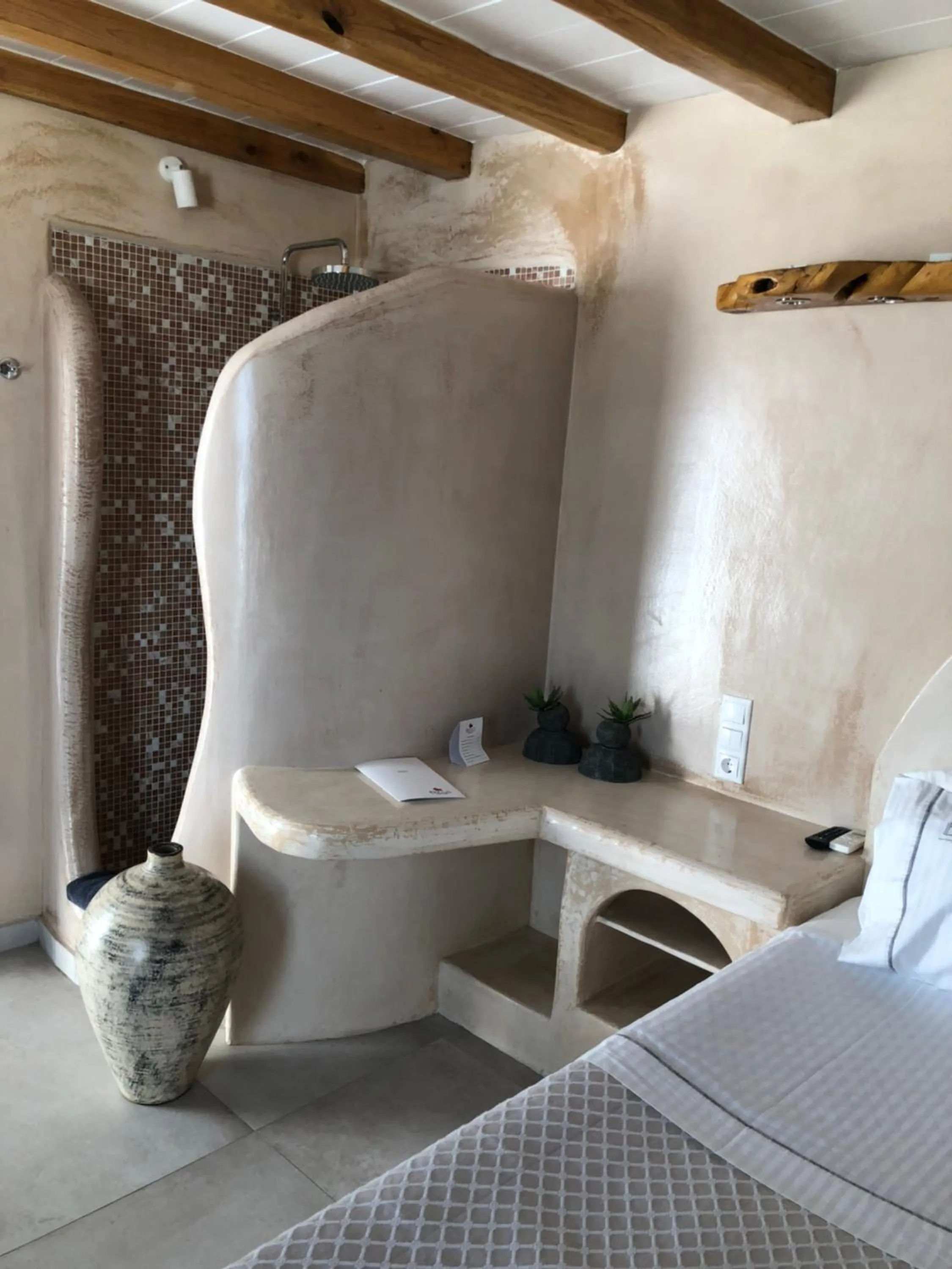 Shower, Bed in Ibiscus Boutique