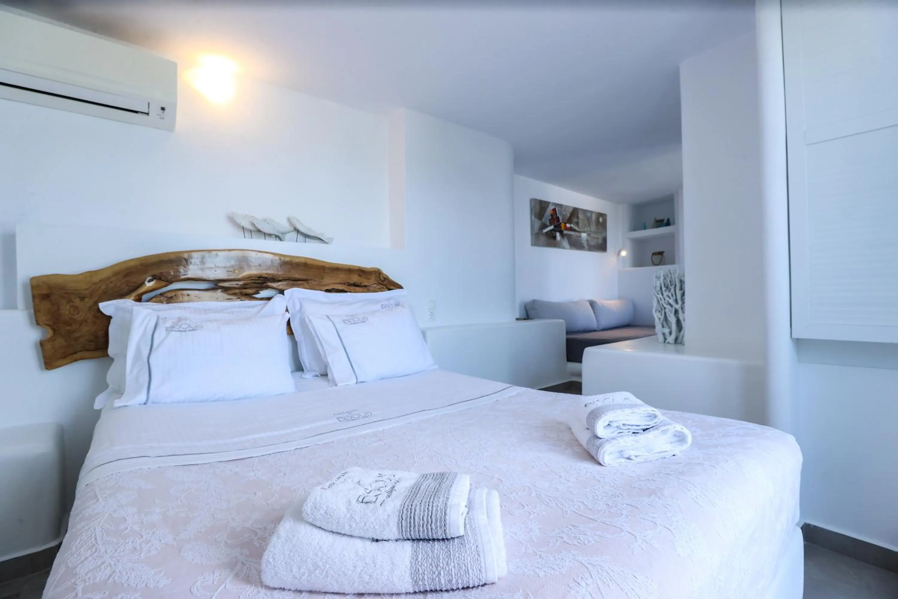 Photo of the whole room, Bed in Ibiscus Boutique