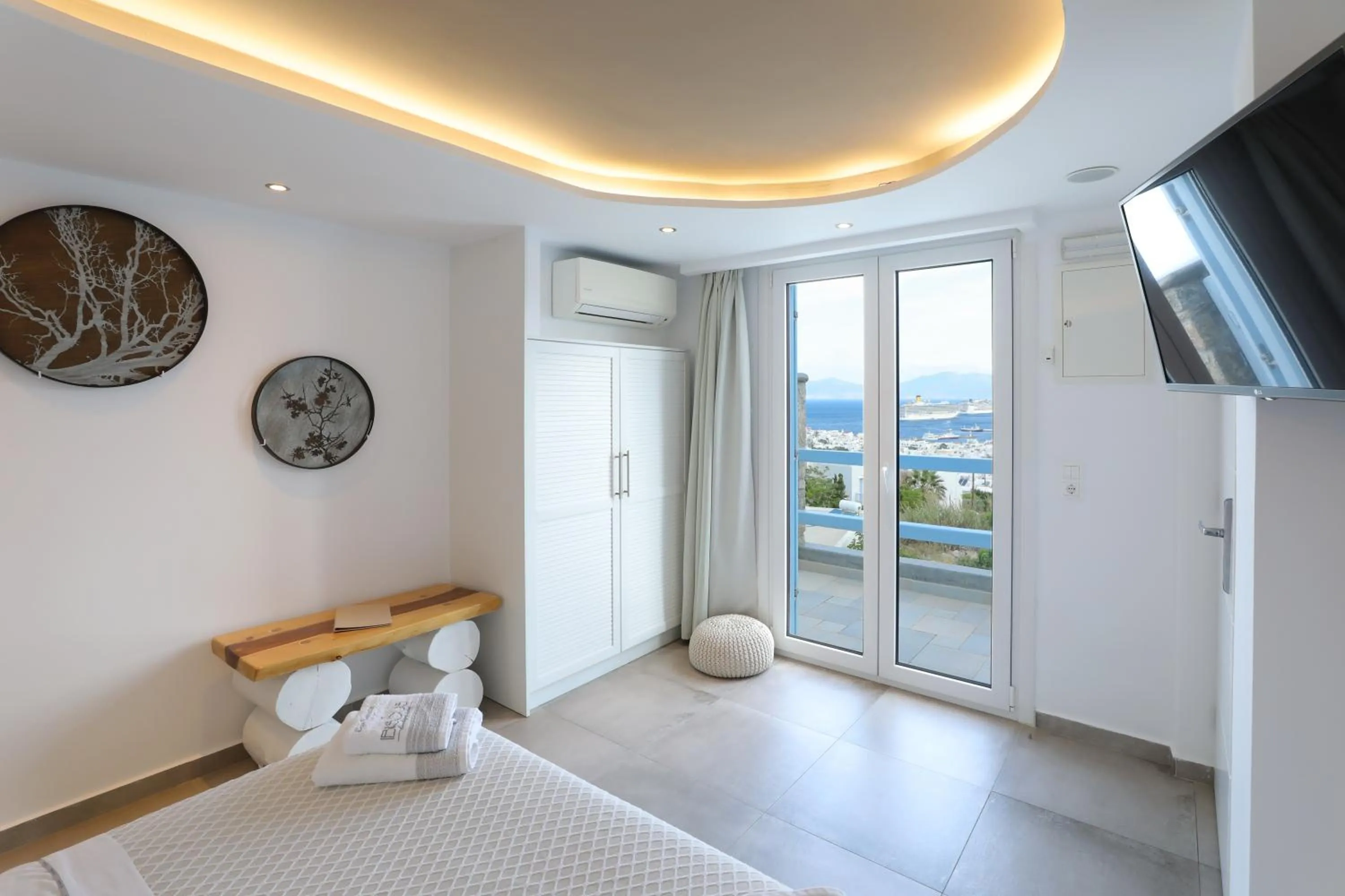 Photo of the whole room, Bed in Ibiscus Boutique